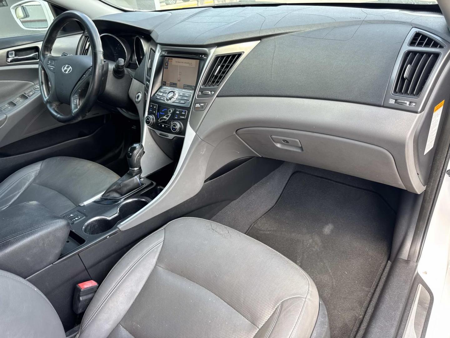 2015 White /Gray Hyundai Sonata Hybrid 4dr Sdn Limited (KMHEC4A4XFA) , Automatic transmission, located at 6904 Johnston St., Lafayette, LA, 70503, (337) 988-1960, 30.143589, -92.100601 - Photo#12