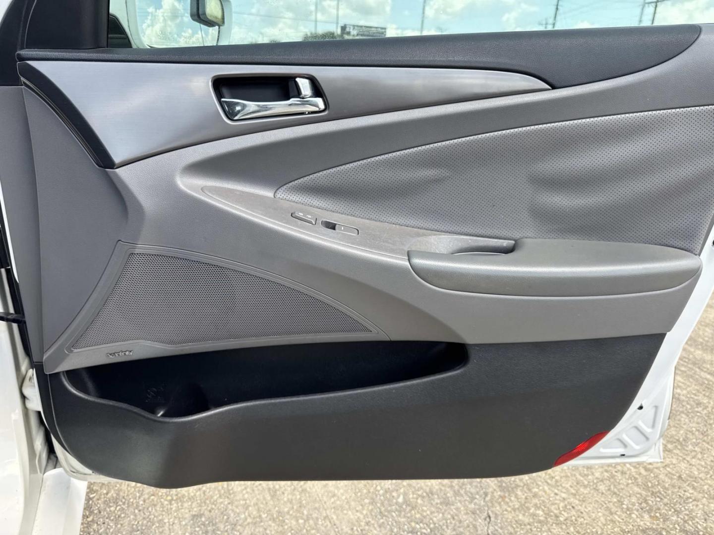 2015 White /Gray Hyundai Sonata Hybrid 4dr Sdn Limited (KMHEC4A4XFA) , Automatic transmission, located at 6904 Johnston St., Lafayette, LA, 70503, (337) 988-1960, 30.143589, -92.100601 - Photo#13