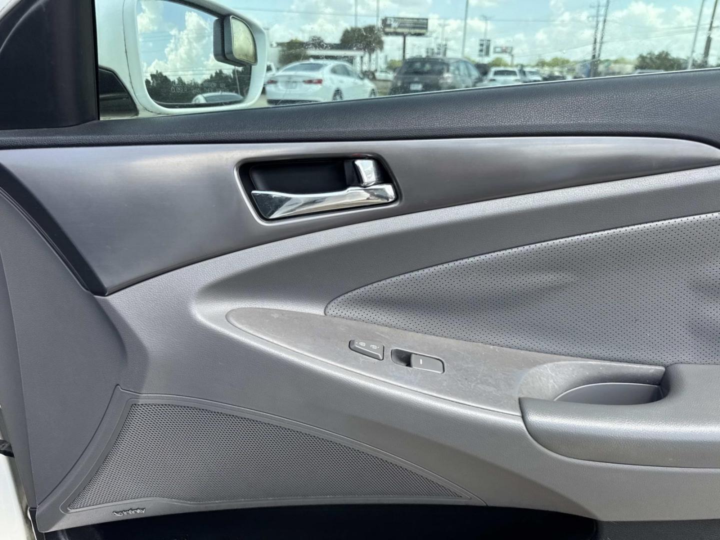 2015 White /Gray Hyundai Sonata Hybrid 4dr Sdn Limited (KMHEC4A4XFA) , Automatic transmission, located at 6904 Johnston St., Lafayette, LA, 70503, (337) 988-1960, 30.143589, -92.100601 - Photo#14