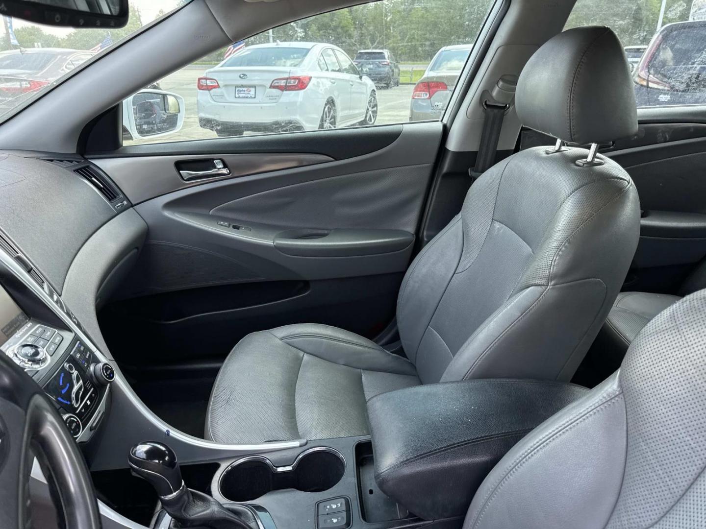 2015 White /Gray Hyundai Sonata Hybrid 4dr Sdn Limited (KMHEC4A4XFA) , Automatic transmission, located at 6904 Johnston St., Lafayette, LA, 70503, (337) 988-1960, 30.143589, -92.100601 - Photo#15