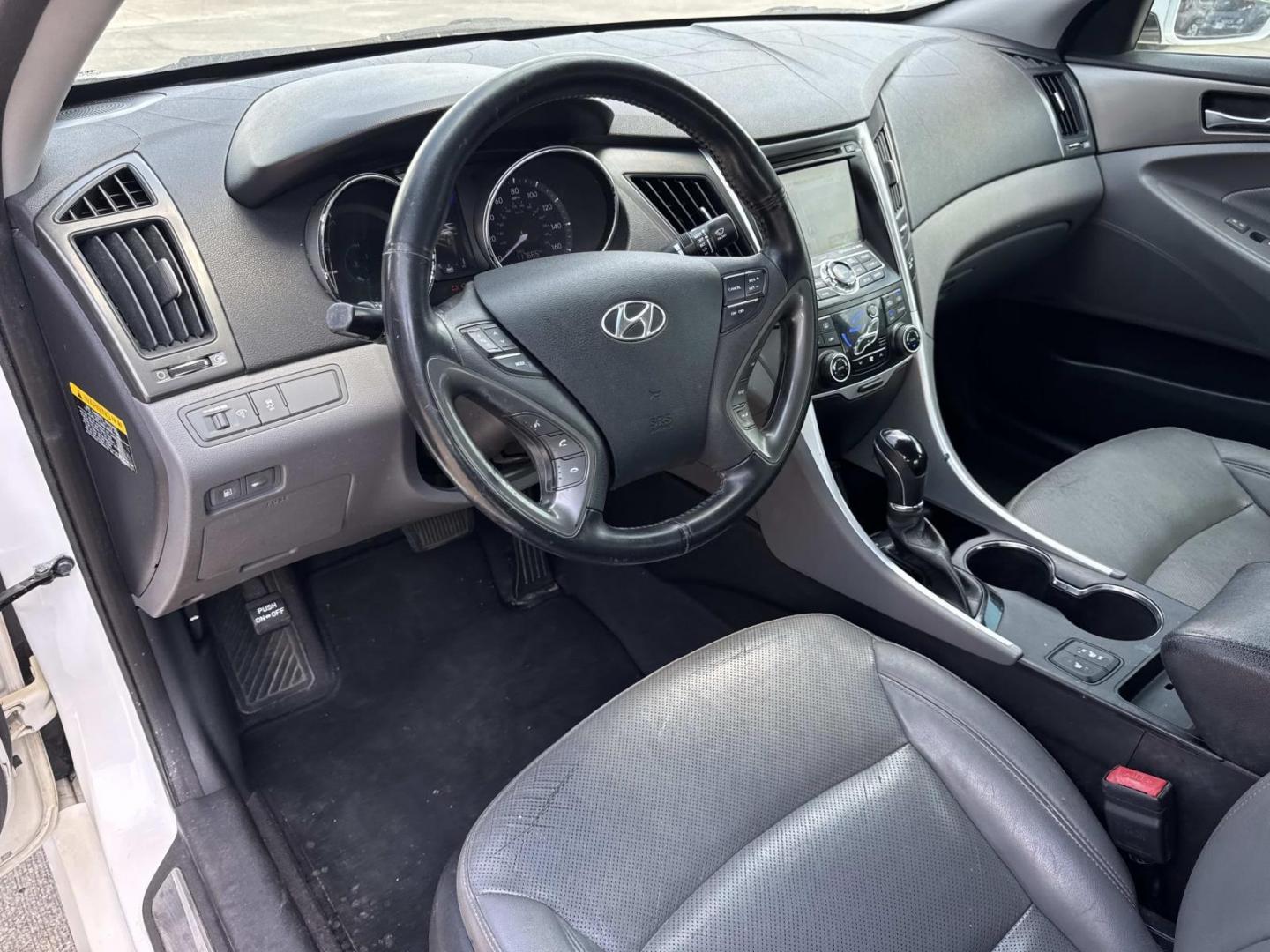 2015 White /Gray Hyundai Sonata Hybrid 4dr Sdn Limited (KMHEC4A4XFA) , Automatic transmission, located at 6904 Johnston St., Lafayette, LA, 70503, (337) 988-1960, 30.143589, -92.100601 - Photo#17