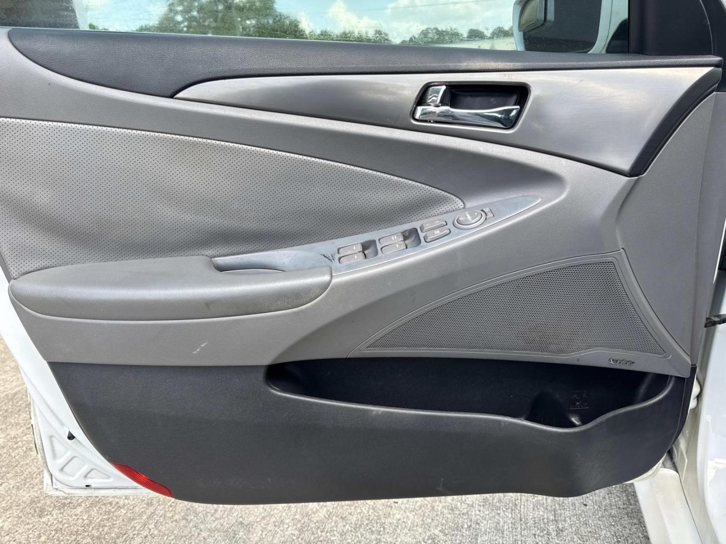 2015 White /Gray Hyundai Sonata Hybrid 4dr Sdn Limited (KMHEC4A4XFA) , Automatic transmission, located at 6904 Johnston St., Lafayette, LA, 70503, (337) 988-1960, 30.143589, -92.100601 - Photo#18