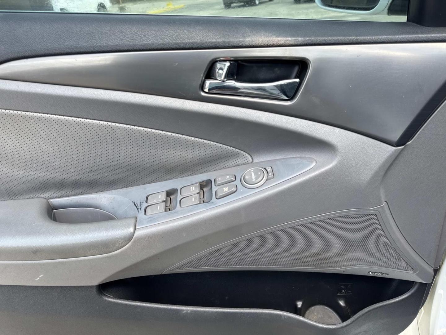 2015 White /Gray Hyundai Sonata Hybrid 4dr Sdn Limited (KMHEC4A4XFA) , Automatic transmission, located at 6904 Johnston St., Lafayette, LA, 70503, (337) 988-1960, 30.143589, -92.100601 - Photo#19