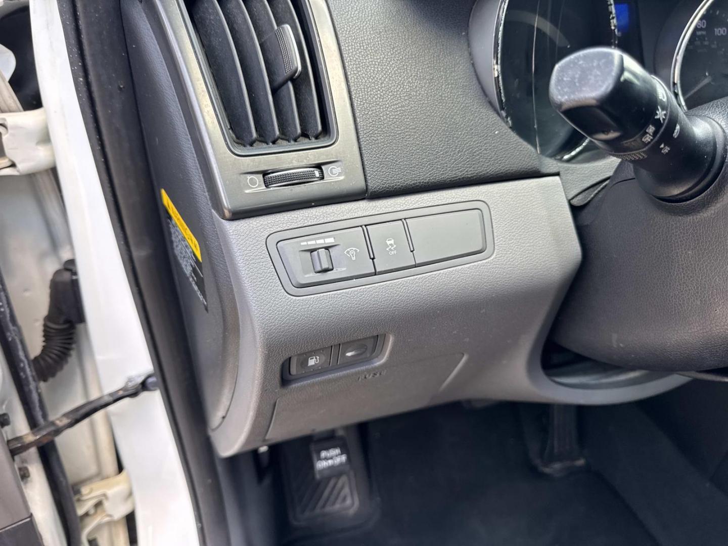 2015 White /Gray Hyundai Sonata Hybrid 4dr Sdn Limited (KMHEC4A4XFA) , Automatic transmission, located at 6904 Johnston St., Lafayette, LA, 70503, (337) 988-1960, 30.143589, -92.100601 - Photo#20