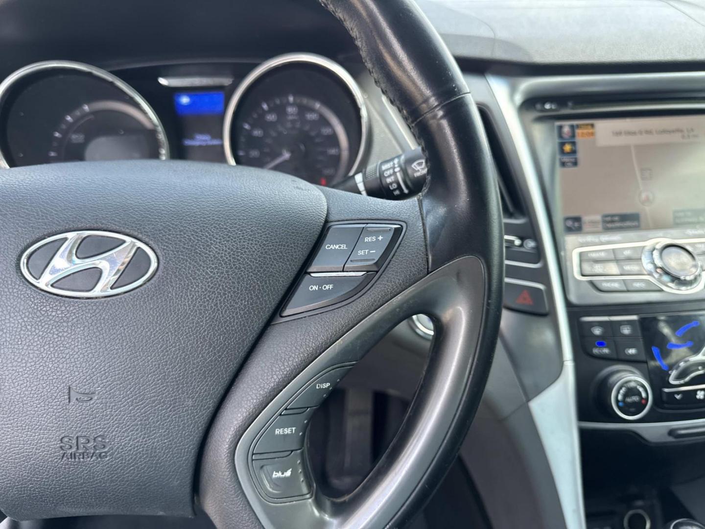 2015 White /Gray Hyundai Sonata Hybrid 4dr Sdn Limited (KMHEC4A4XFA) , Automatic transmission, located at 6904 Johnston St., Lafayette, LA, 70503, (337) 988-1960, 30.143589, -92.100601 - Photo#23