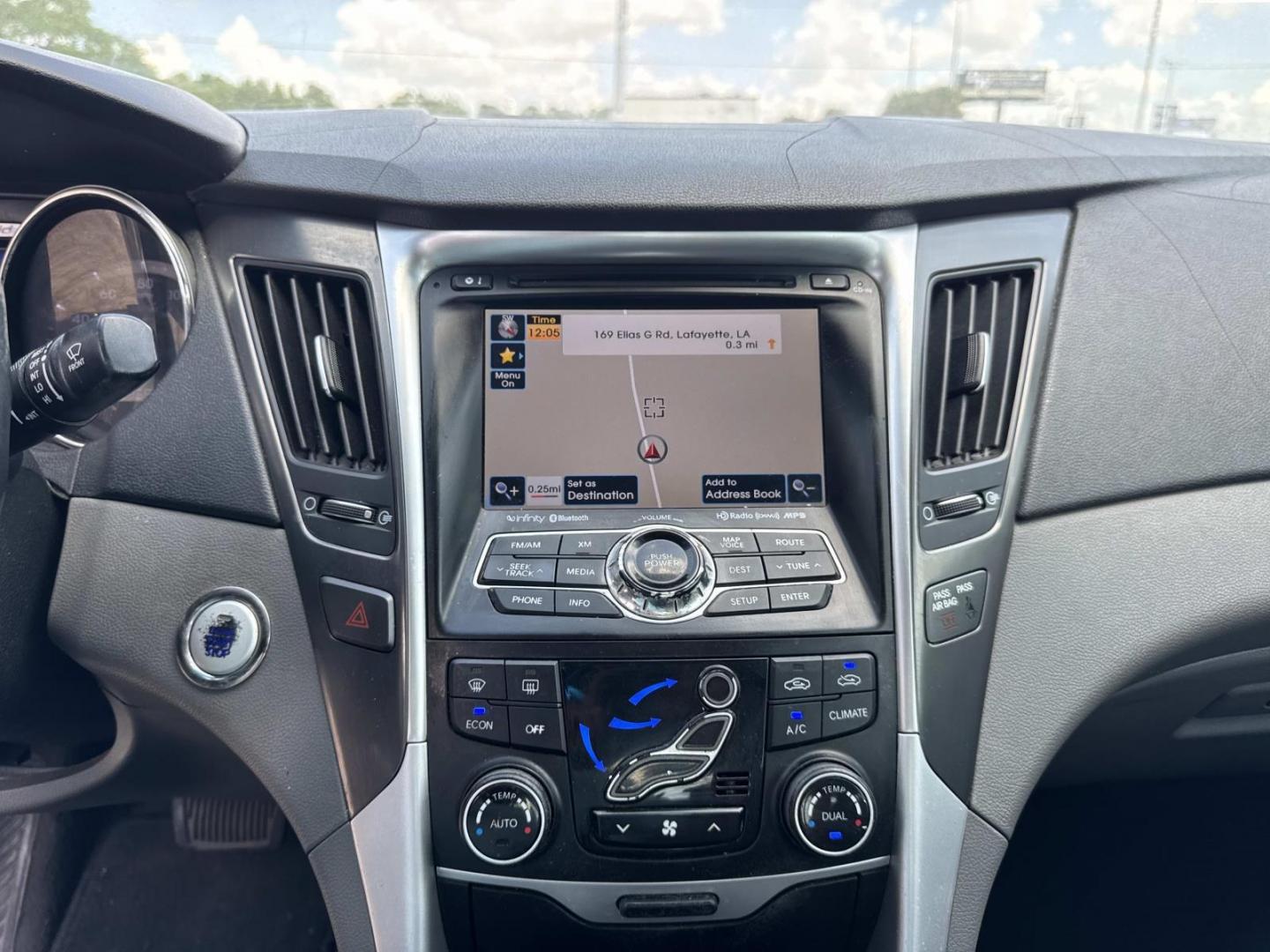 2015 White /Gray Hyundai Sonata Hybrid 4dr Sdn Limited (KMHEC4A4XFA) , Automatic transmission, located at 6904 Johnston St., Lafayette, LA, 70503, (337) 988-1960, 30.143589, -92.100601 - Photo#24