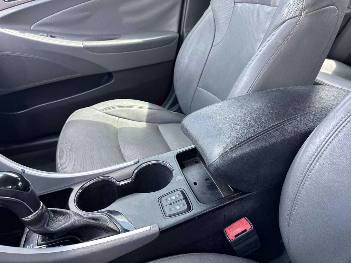 2015 White /Gray Hyundai Sonata Hybrid 4dr Sdn Limited (KMHEC4A4XFA) , Automatic transmission, located at 6904 Johnston St., Lafayette, LA, 70503, (337) 988-1960, 30.143589, -92.100601 - Photo#26