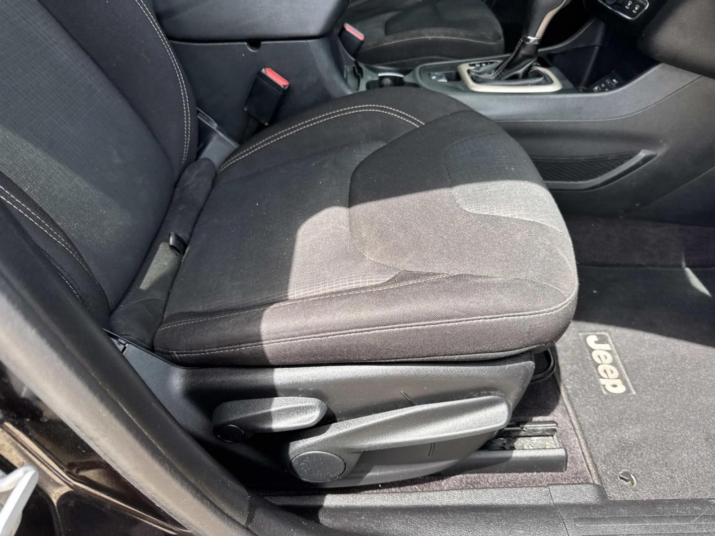 2016 Black /Black Jeep Cherokee FWD 4dr Altitude *Ltd Avail* (1C4PJLCS8GW) , Automatic transmission, located at 6904 Johnston St., Lafayette, LA, 70503, (337) 988-1960, 30.143589, -92.100601 - Photo#10