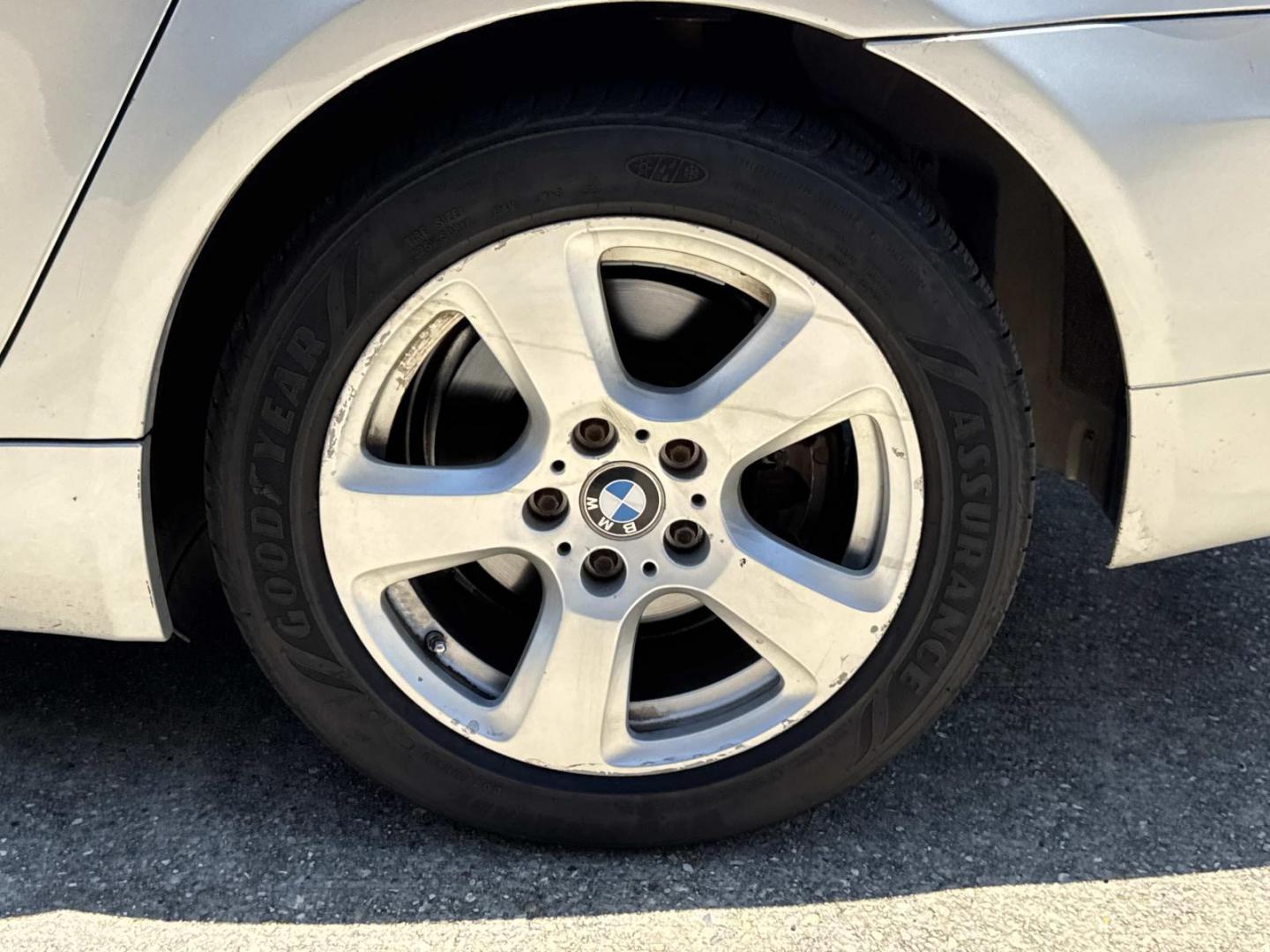 2008 Titanium Silver Metallic /Gray BMW 5 Series 4dr Sdn 535xi AWD (WBANV93548C) , Automatic transmission, located at 6904 Johnston St., Lafayette, LA, 70503, (337) 988-1960, 30.143589, -92.100601 - Photo#4