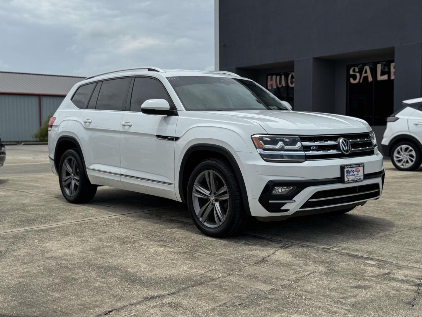 2019 White /Black Volkswagen Atlas 3.6L V6 SE w/Technology R-Line FWD (1V2YR2CA6KC) , Automatic transmission, located at 6904 Johnston St., Lafayette, LA, 70503, (337) 988-1960, 30.143589, -92.100601 - Photo#1