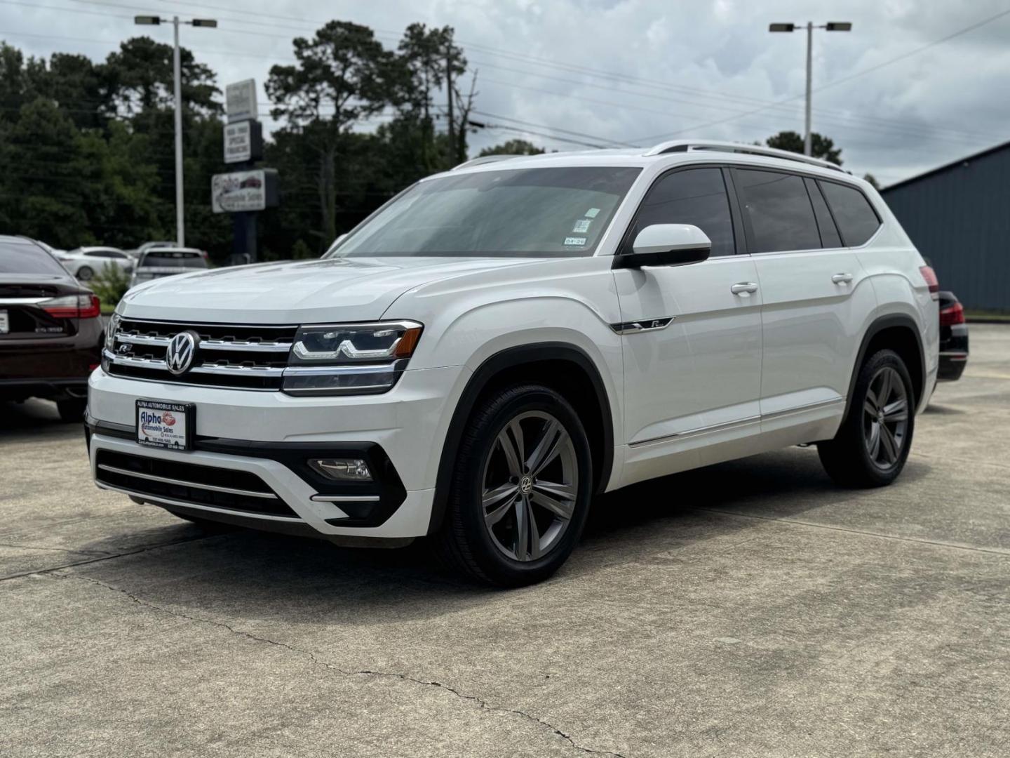 2019 White /Black Volkswagen Atlas 3.6L V6 SE w/Technology R-Line FWD (1V2YR2CA6KC) , Automatic transmission, located at 6904 Johnston St., Lafayette, LA, 70503, (337) 988-1960, 30.143589, -92.100601 - Photo#3