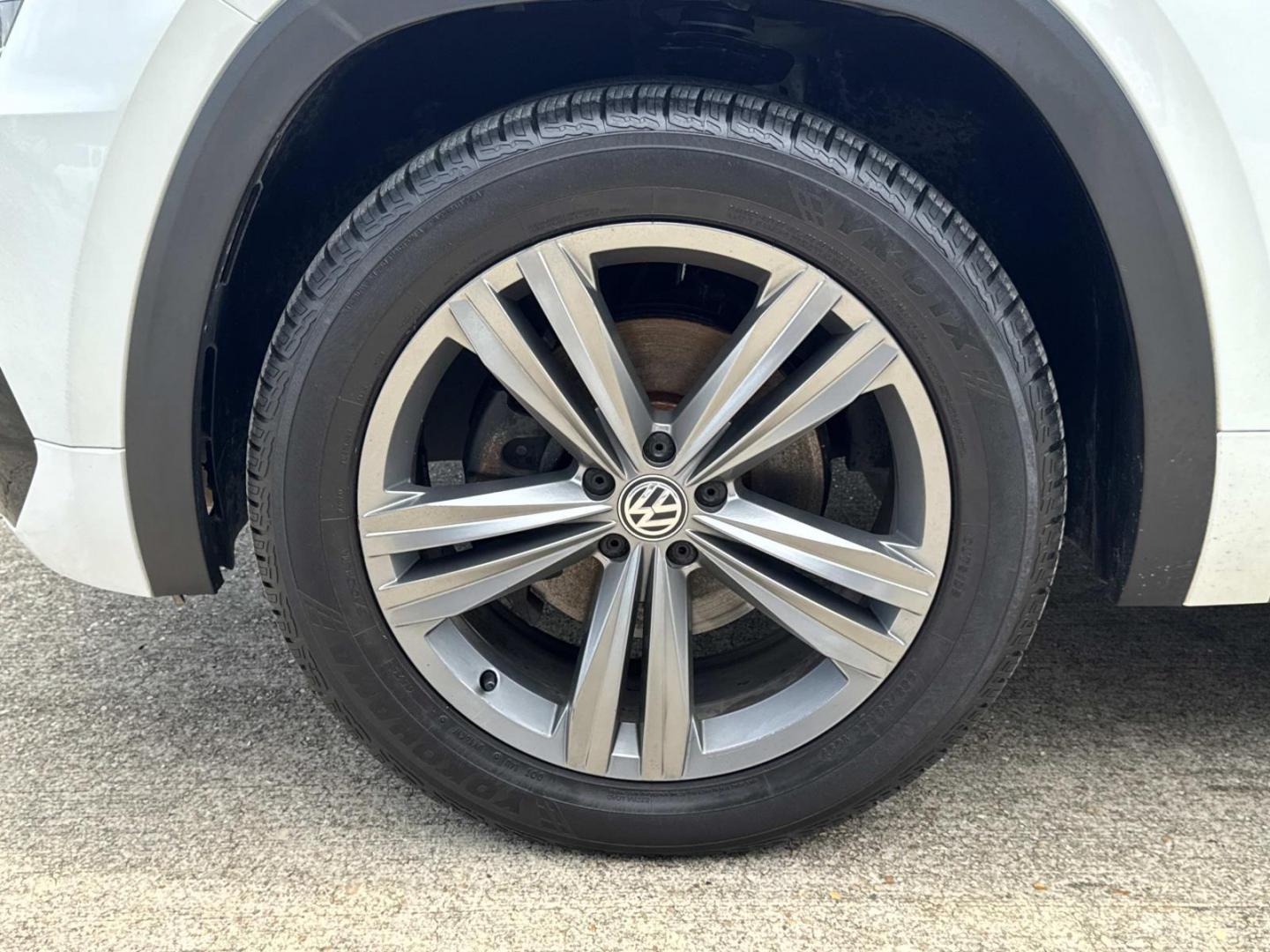 2019 White /Black Volkswagen Atlas 3.6L V6 SE w/Technology R-Line FWD (1V2YR2CA6KC) , Automatic transmission, located at 6904 Johnston St., Lafayette, LA, 70503, (337) 988-1960, 30.143589, -92.100601 - Photo#4