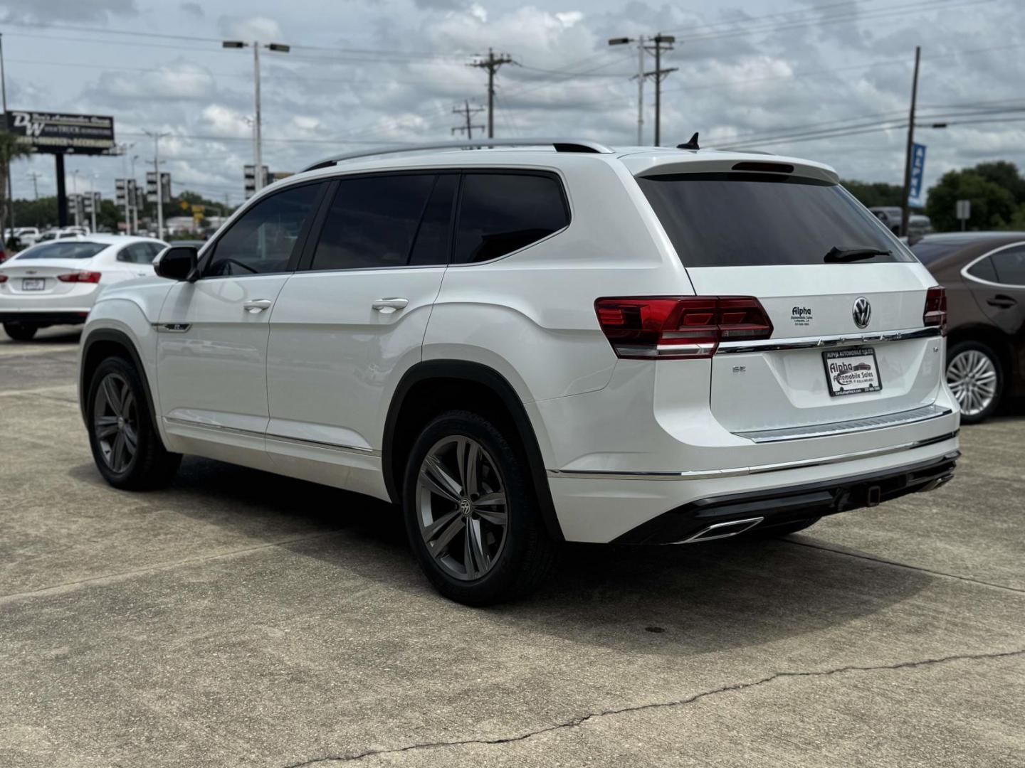 2019 White /Black Volkswagen Atlas 3.6L V6 SE w/Technology R-Line FWD (1V2YR2CA6KC) , Automatic transmission, located at 6904 Johnston St., Lafayette, LA, 70503, (337) 988-1960, 30.143589, -92.100601 - Photo#5
