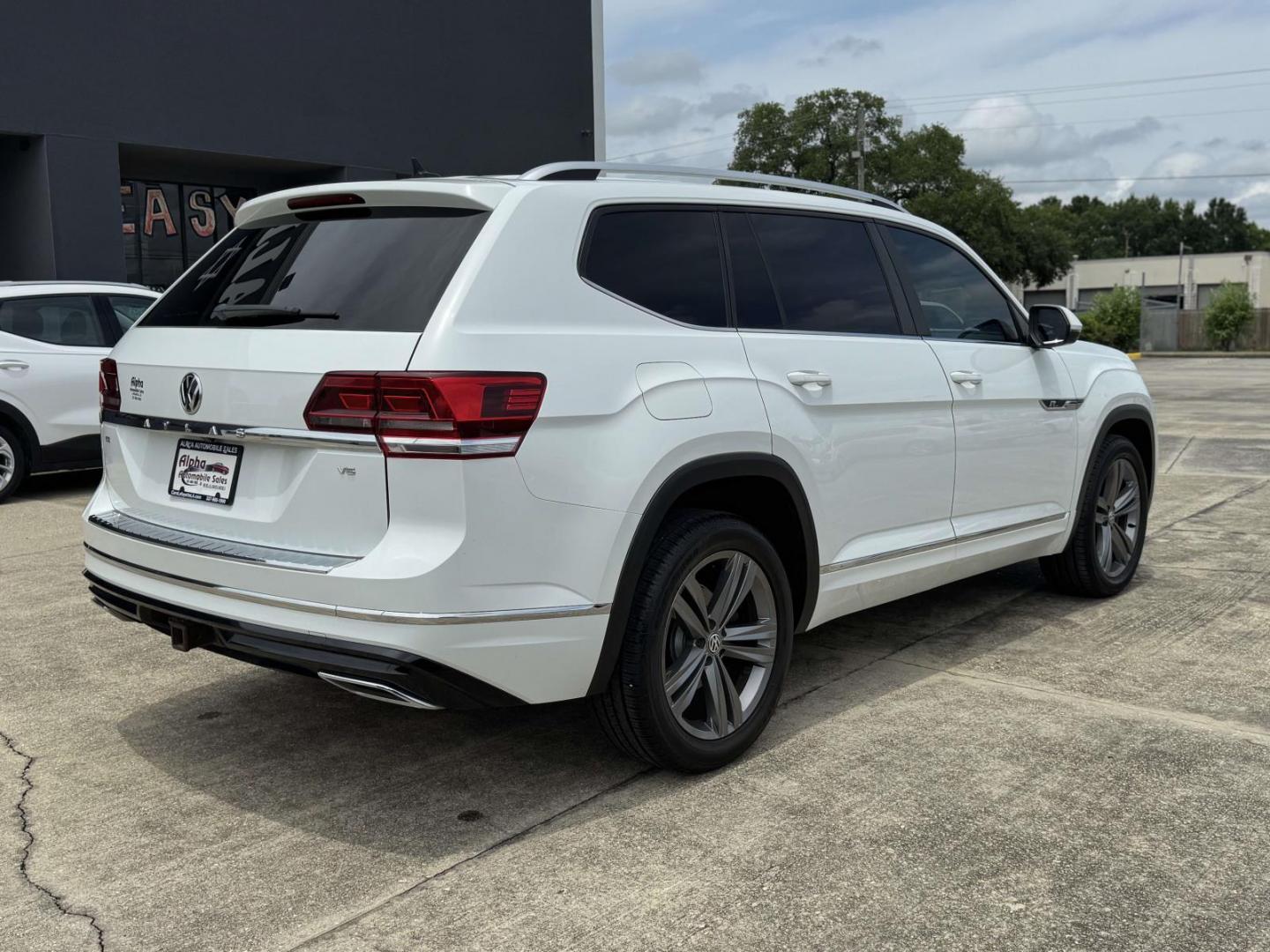 2019 White /Black Volkswagen Atlas 3.6L V6 SE w/Technology R-Line FWD (1V2YR2CA6KC) , Automatic transmission, located at 6904 Johnston St., Lafayette, LA, 70503, (337) 988-1960, 30.143589, -92.100601 - Photo#7