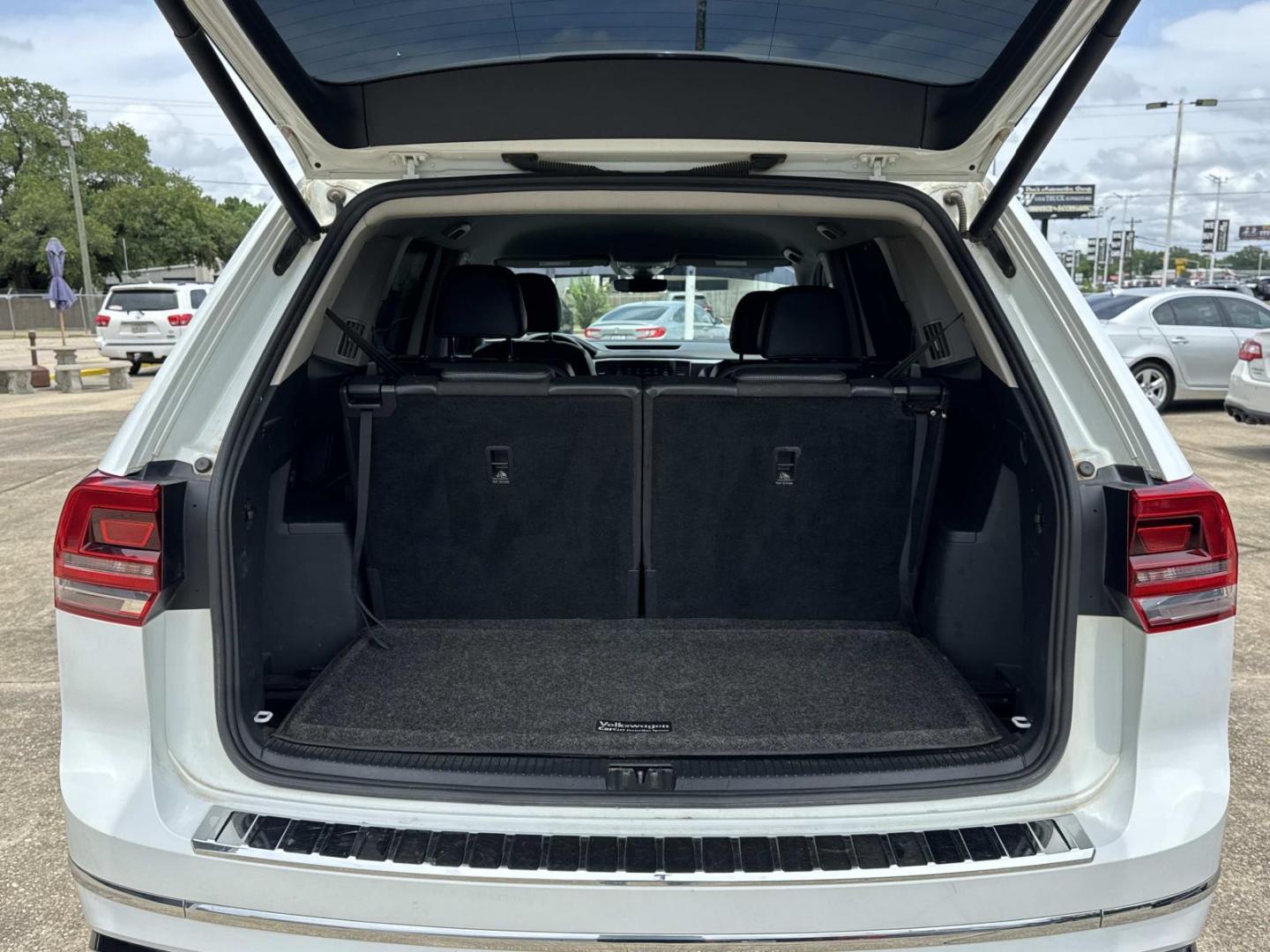2019 White /Black Volkswagen Atlas 3.6L V6 SE w/Technology R-Line FWD (1V2YR2CA6KC) , Automatic transmission, located at 6904 Johnston St., Lafayette, LA, 70503, (337) 988-1960, 30.143589, -92.100601 - Photo#8