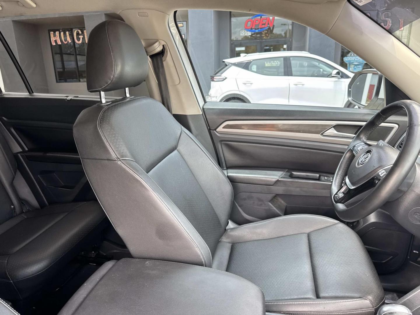 2019 White /Black Volkswagen Atlas 3.6L V6 SE w/Technology R-Line FWD (1V2YR2CA6KC) , Automatic transmission, located at 6904 Johnston St., Lafayette, LA, 70503, (337) 988-1960, 30.143589, -92.100601 - Photo#10