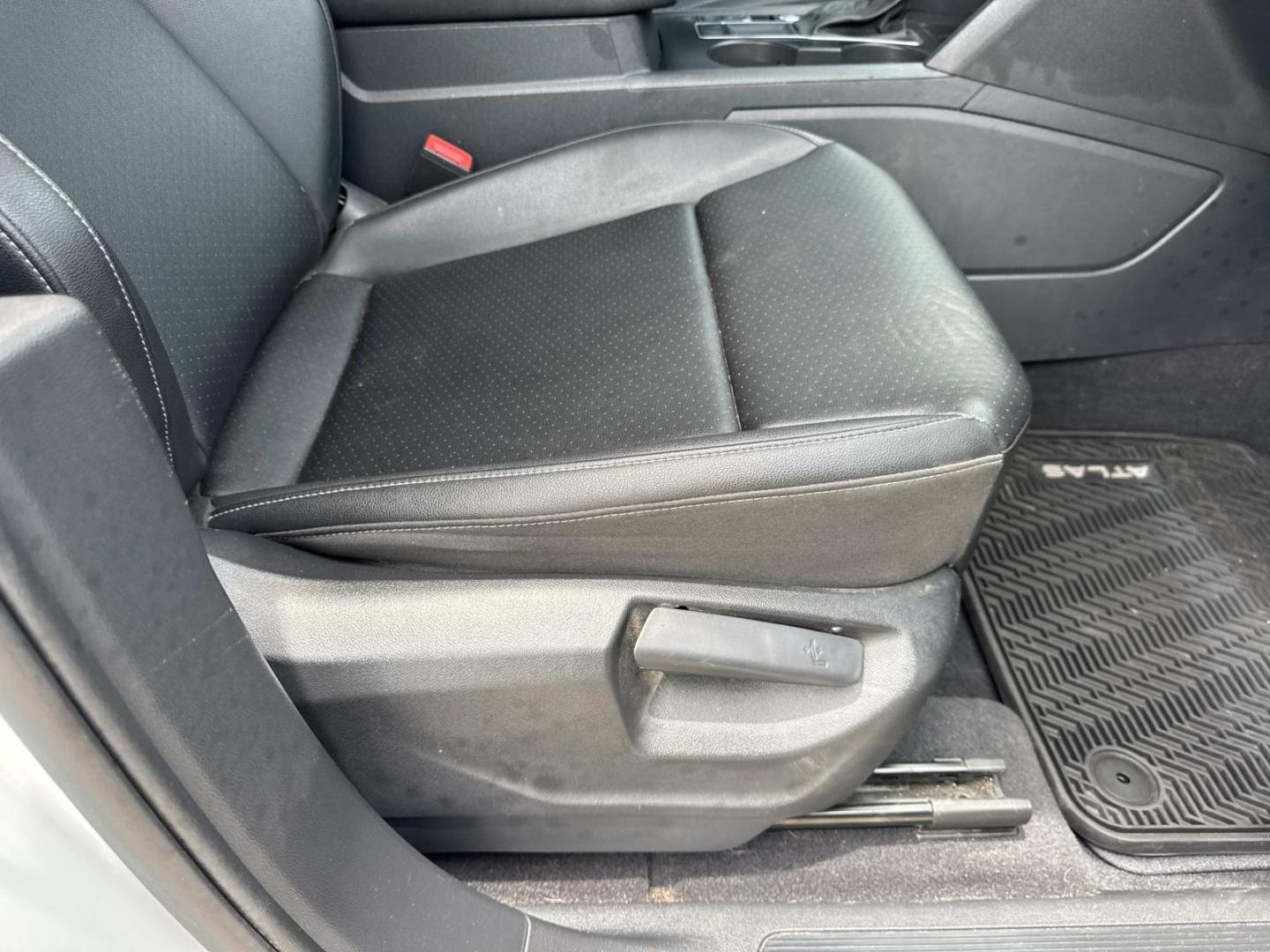 2019 White /Black Volkswagen Atlas 3.6L V6 SE w/Technology R-Line FWD (1V2YR2CA6KC) , Automatic transmission, located at 6904 Johnston St., Lafayette, LA, 70503, (337) 988-1960, 30.143589, -92.100601 - Photo#11