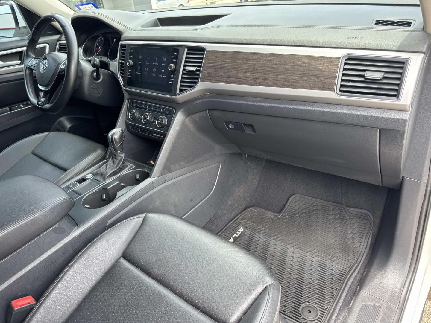 2019 White /Black Volkswagen Atlas 3.6L V6 SE w/Technology R-Line FWD (1V2YR2CA6KC) , Automatic transmission, located at 6904 Johnston St., Lafayette, LA, 70503, (337) 988-1960, 30.143589, -92.100601 - Photo#12