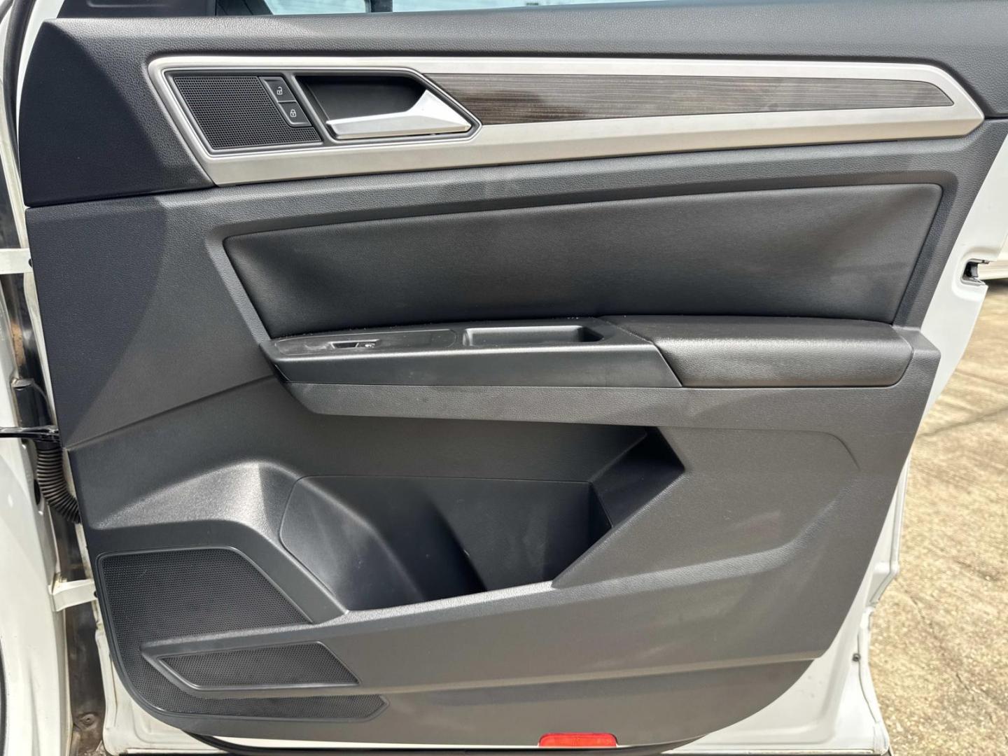2019 White /Black Volkswagen Atlas 3.6L V6 SE w/Technology R-Line FWD (1V2YR2CA6KC) , Automatic transmission, located at 6904 Johnston St., Lafayette, LA, 70503, (337) 988-1960, 30.143589, -92.100601 - Photo#13