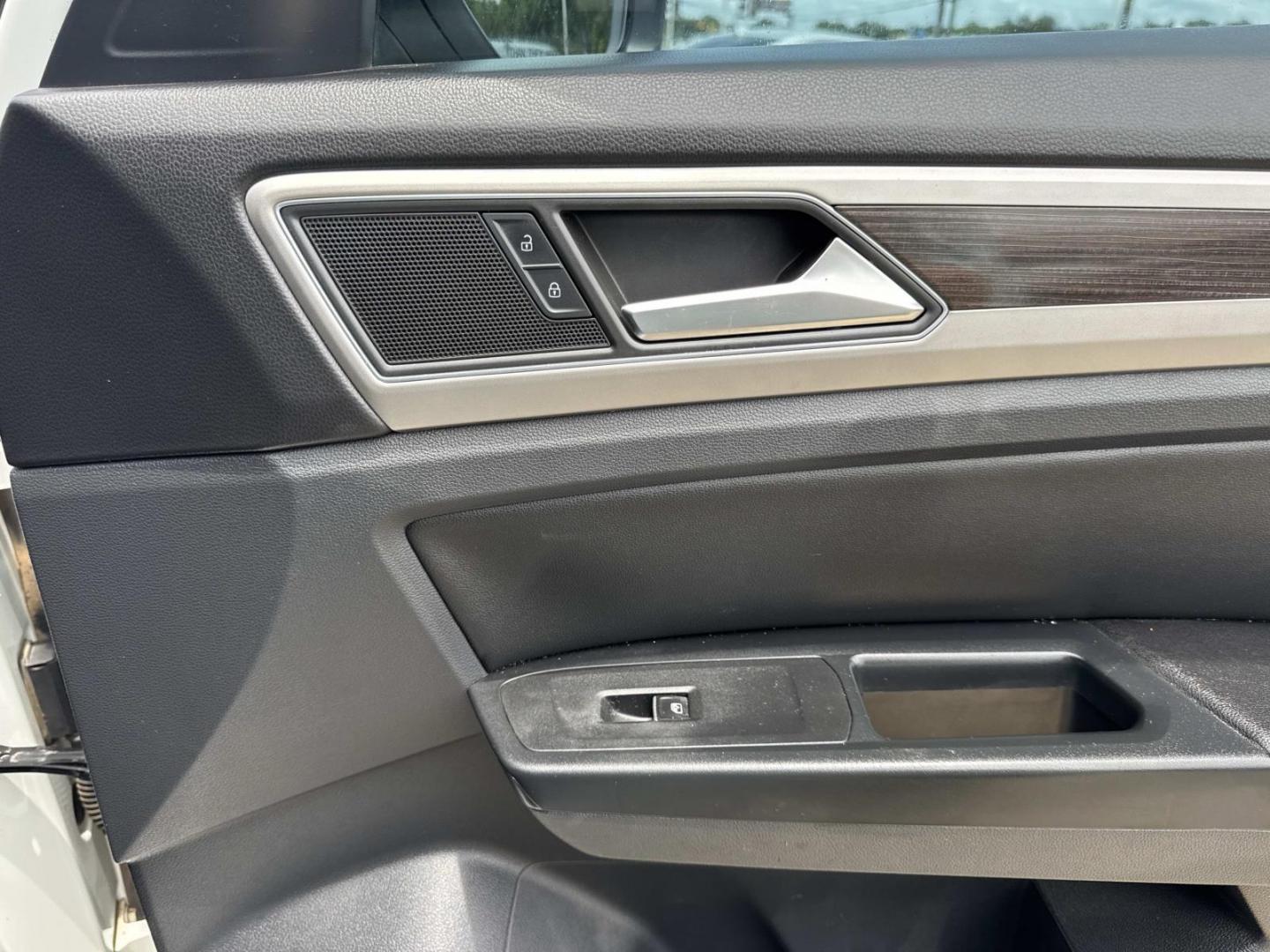2019 White /Black Volkswagen Atlas 3.6L V6 SE w/Technology R-Line FWD (1V2YR2CA6KC) , Automatic transmission, located at 6904 Johnston St., Lafayette, LA, 70503, (337) 988-1960, 30.143589, -92.100601 - Photo#14