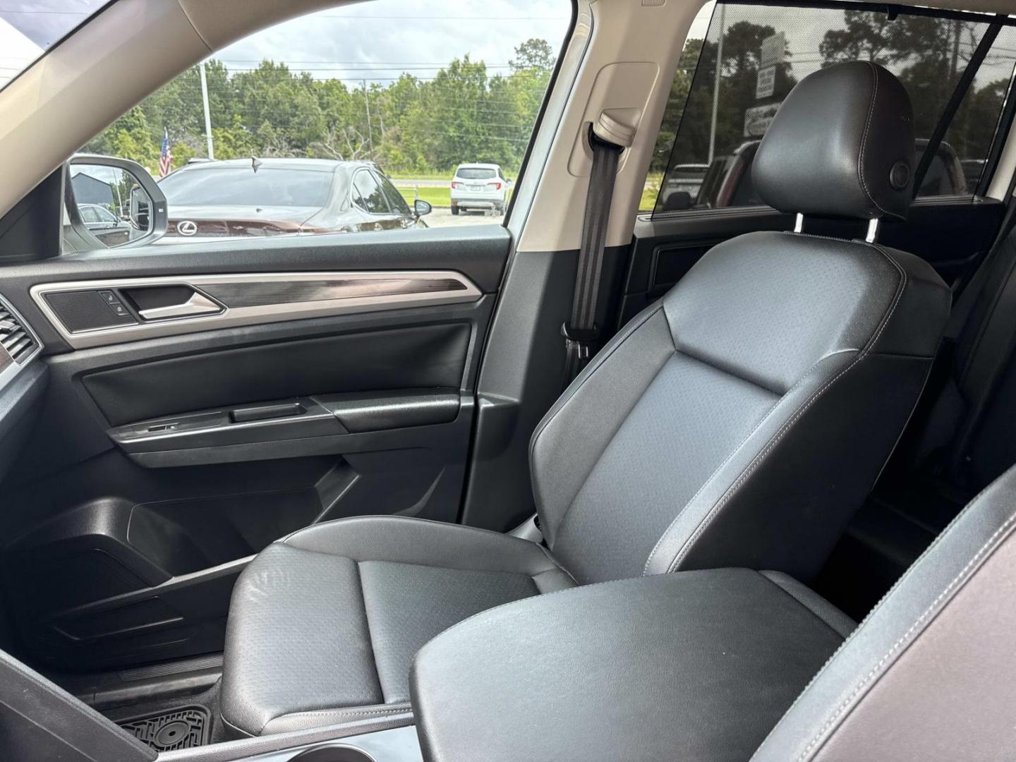 2019 White /Black Volkswagen Atlas 3.6L V6 SE w/Technology R-Line FWD (1V2YR2CA6KC) , Automatic transmission, located at 6904 Johnston St., Lafayette, LA, 70503, (337) 988-1960, 30.143589, -92.100601 - Photo#15