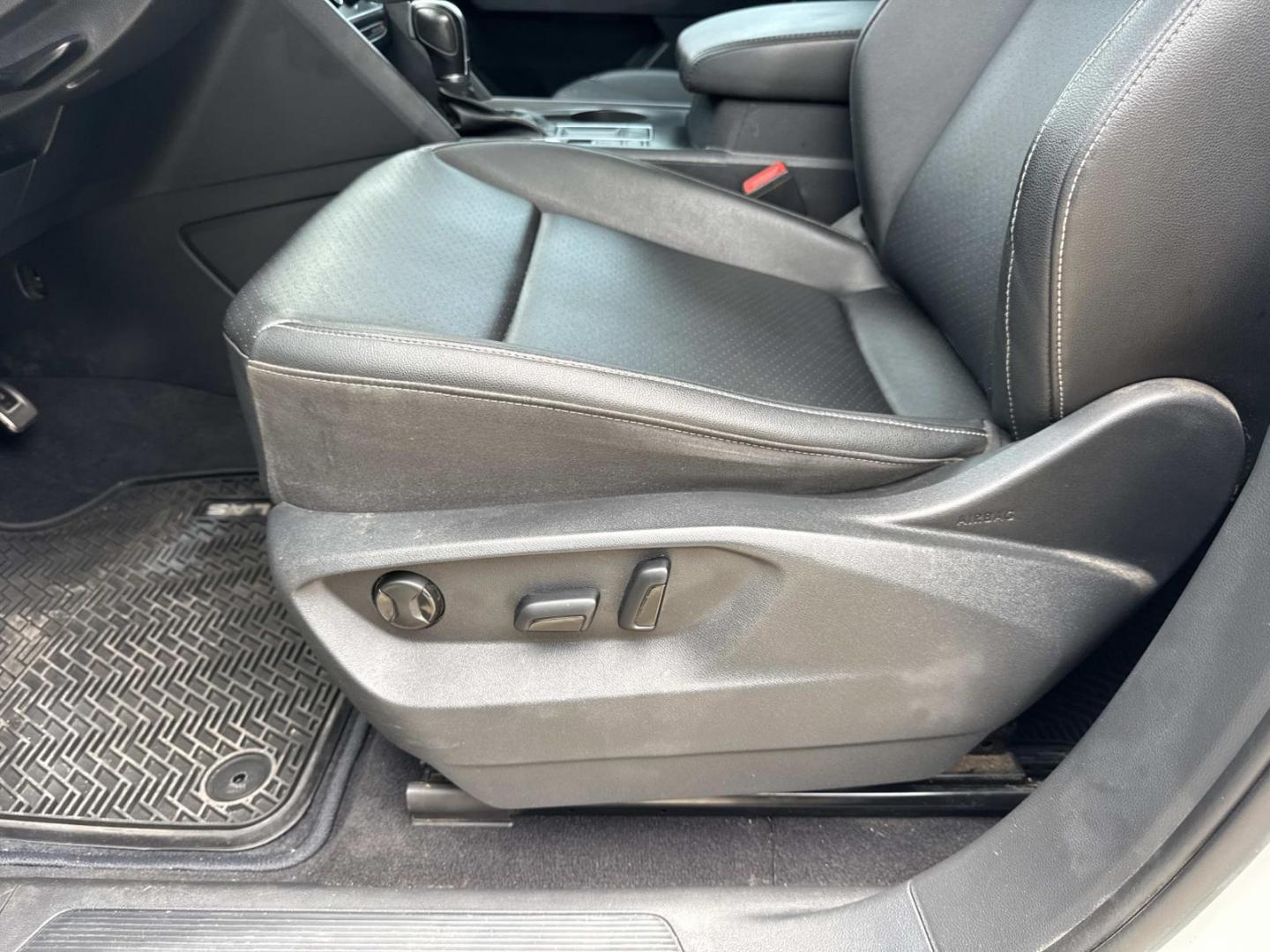 2019 White /Black Volkswagen Atlas 3.6L V6 SE w/Technology R-Line FWD (1V2YR2CA6KC) , Automatic transmission, located at 6904 Johnston St., Lafayette, LA, 70503, (337) 988-1960, 30.143589, -92.100601 - Photo#16