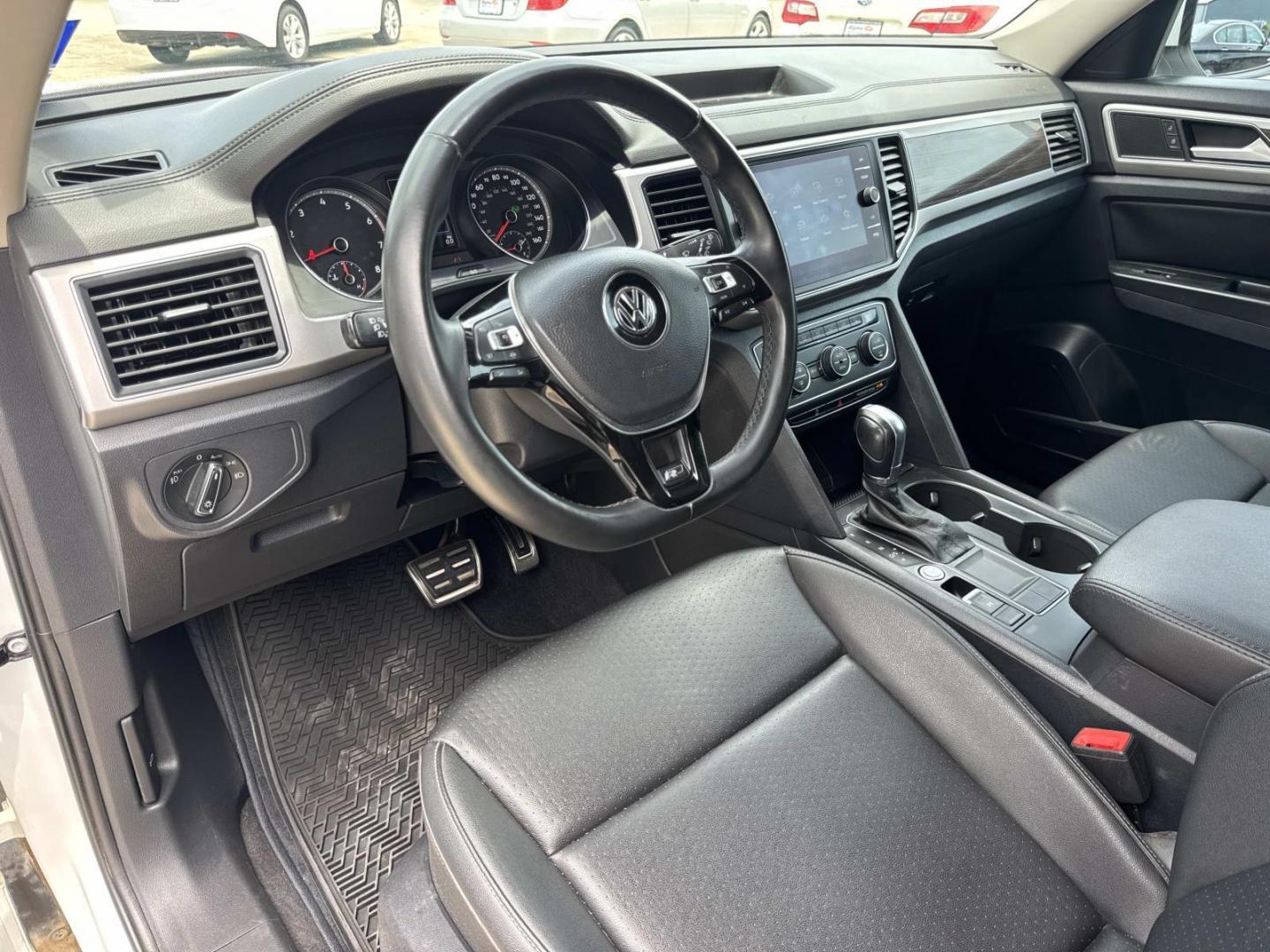 2019 White /Black Volkswagen Atlas 3.6L V6 SE w/Technology R-Line FWD (1V2YR2CA6KC) , Automatic transmission, located at 6904 Johnston St., Lafayette, LA, 70503, (337) 988-1960, 30.143589, -92.100601 - Photo#17