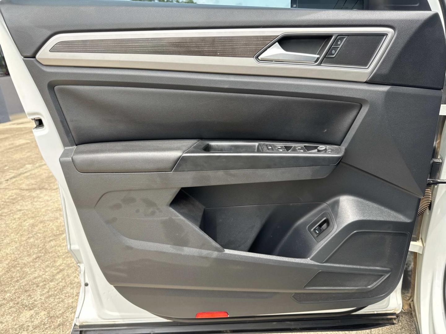 2019 White /Black Volkswagen Atlas 3.6L V6 SE w/Technology R-Line FWD (1V2YR2CA6KC) , Automatic transmission, located at 6904 Johnston St., Lafayette, LA, 70503, (337) 988-1960, 30.143589, -92.100601 - Photo#18