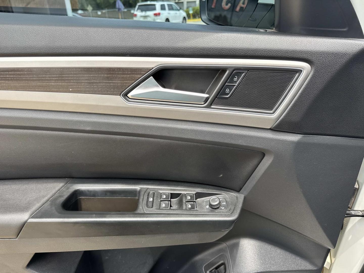 2019 White /Black Volkswagen Atlas 3.6L V6 SE w/Technology R-Line FWD (1V2YR2CA6KC) , Automatic transmission, located at 6904 Johnston St., Lafayette, LA, 70503, (337) 988-1960, 30.143589, -92.100601 - Photo#19