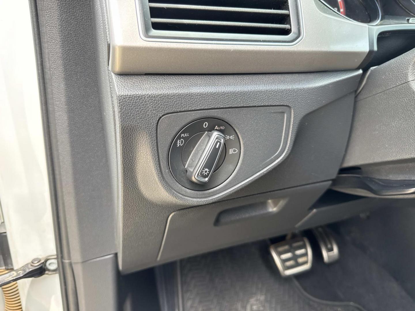 2019 White /Black Volkswagen Atlas 3.6L V6 SE w/Technology R-Line FWD (1V2YR2CA6KC) , Automatic transmission, located at 6904 Johnston St., Lafayette, LA, 70503, (337) 988-1960, 30.143589, -92.100601 - Photo#20