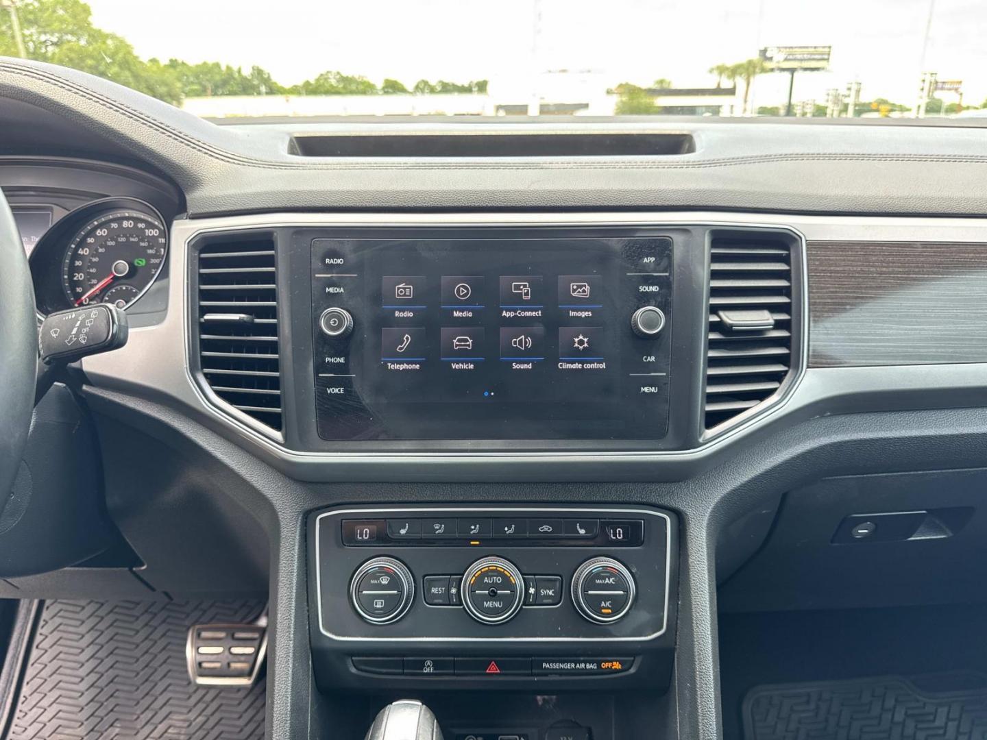2019 White /Black Volkswagen Atlas 3.6L V6 SE w/Technology R-Line FWD (1V2YR2CA6KC) , Automatic transmission, located at 6904 Johnston St., Lafayette, LA, 70503, (337) 988-1960, 30.143589, -92.100601 - Photo#24