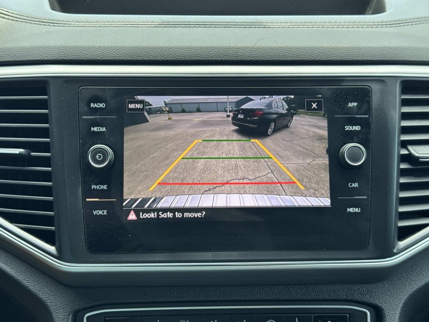 2019 White /Black Volkswagen Atlas 3.6L V6 SE w/Technology R-Line FWD (1V2YR2CA6KC) , Automatic transmission, located at 6904 Johnston St., Lafayette, LA, 70503, (337) 988-1960, 30.143589, -92.100601 - Photo#25
