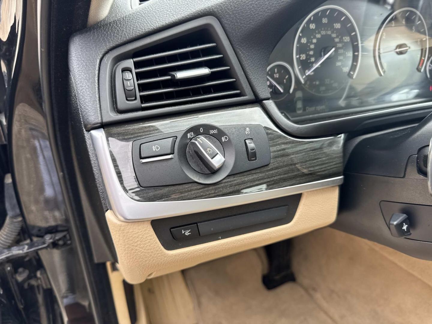 2015 Black /Tan BMW 5 Series 4dr Sdn 528i RWD (WBA5A5C56FD) , Automatic transmission, located at 6904 Johnston St., Lafayette, LA, 70503, (337) 988-1960, 30.143589, -92.100601 - Photo#19