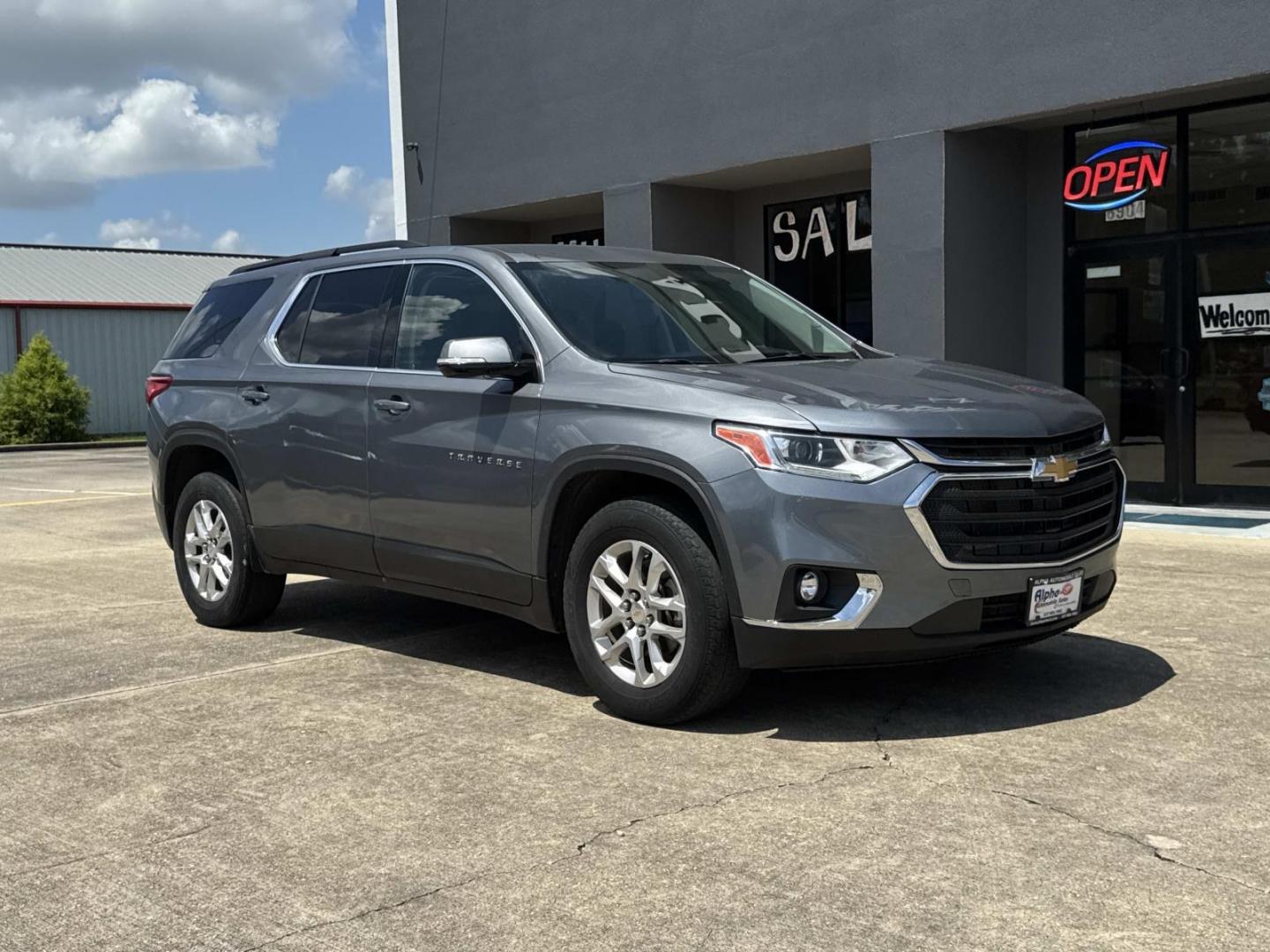 2020 Silver /Jet Black Chevrolet Traverse FWD 4dr LT Cloth w/1LT (1GNERGKW8LJ) , Automatic transmission, located at 6904 Johnston St., Lafayette, LA, 70503, (337) 988-1960, 30.143589, -92.100601- Photo#1