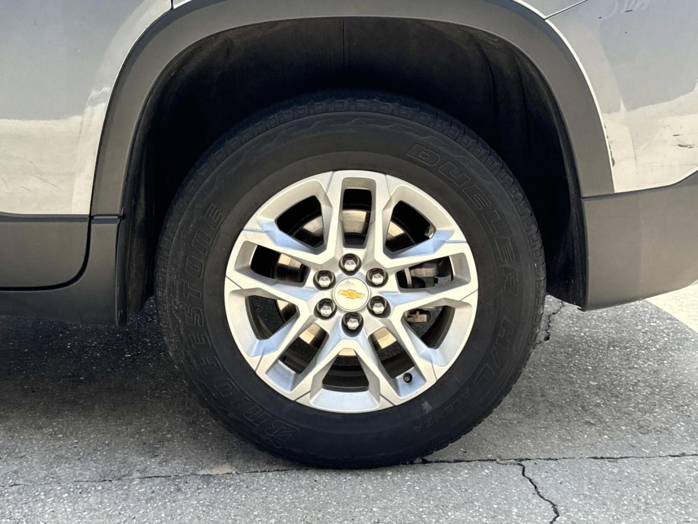 2020 Silver /Jet Black Chevrolet Traverse FWD 4dr LT Cloth w/1LT (1GNERGKW8LJ) , Automatic transmission, located at 6904 Johnston St., Lafayette, LA, 70503, (337) 988-1960, 30.143589, -92.100601- Photo#4