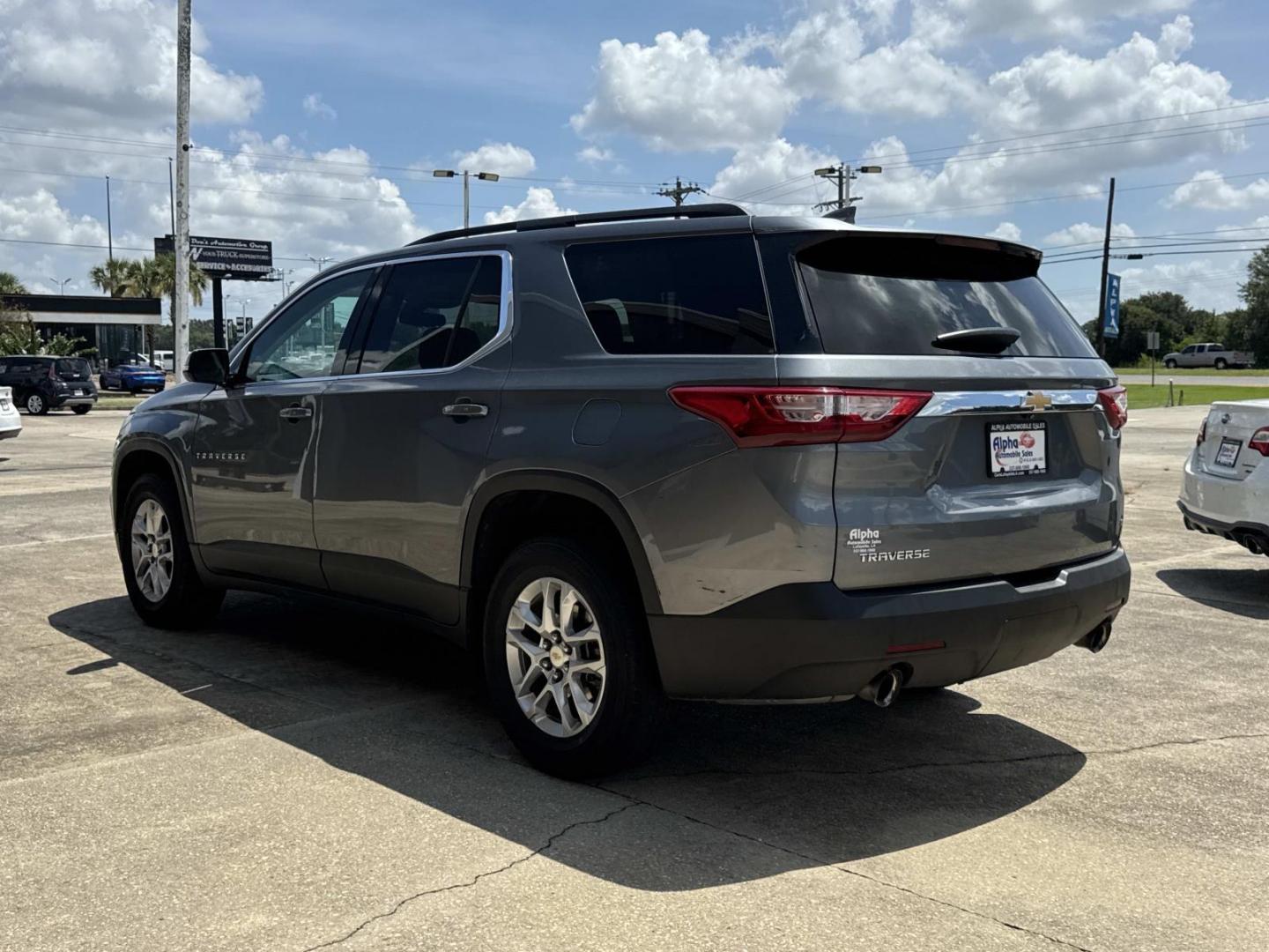 2020 Silver /Jet Black Chevrolet Traverse FWD 4dr LT Cloth w/1LT (1GNERGKW8LJ) , Automatic transmission, located at 6904 Johnston St., Lafayette, LA, 70503, (337) 988-1960, 30.143589, -92.100601- Photo#5