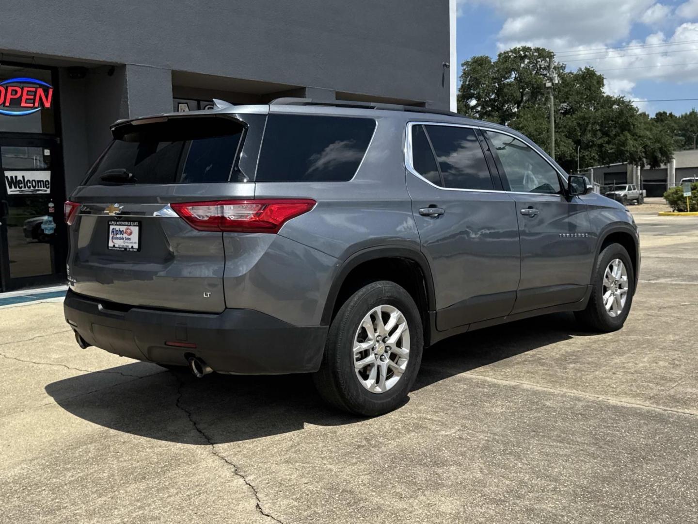 2020 Silver /Jet Black Chevrolet Traverse FWD 4dr LT Cloth w/1LT (1GNERGKW8LJ) , Automatic transmission, located at 6904 Johnston St., Lafayette, LA, 70503, (337) 988-1960, 30.143589, -92.100601- Photo#7