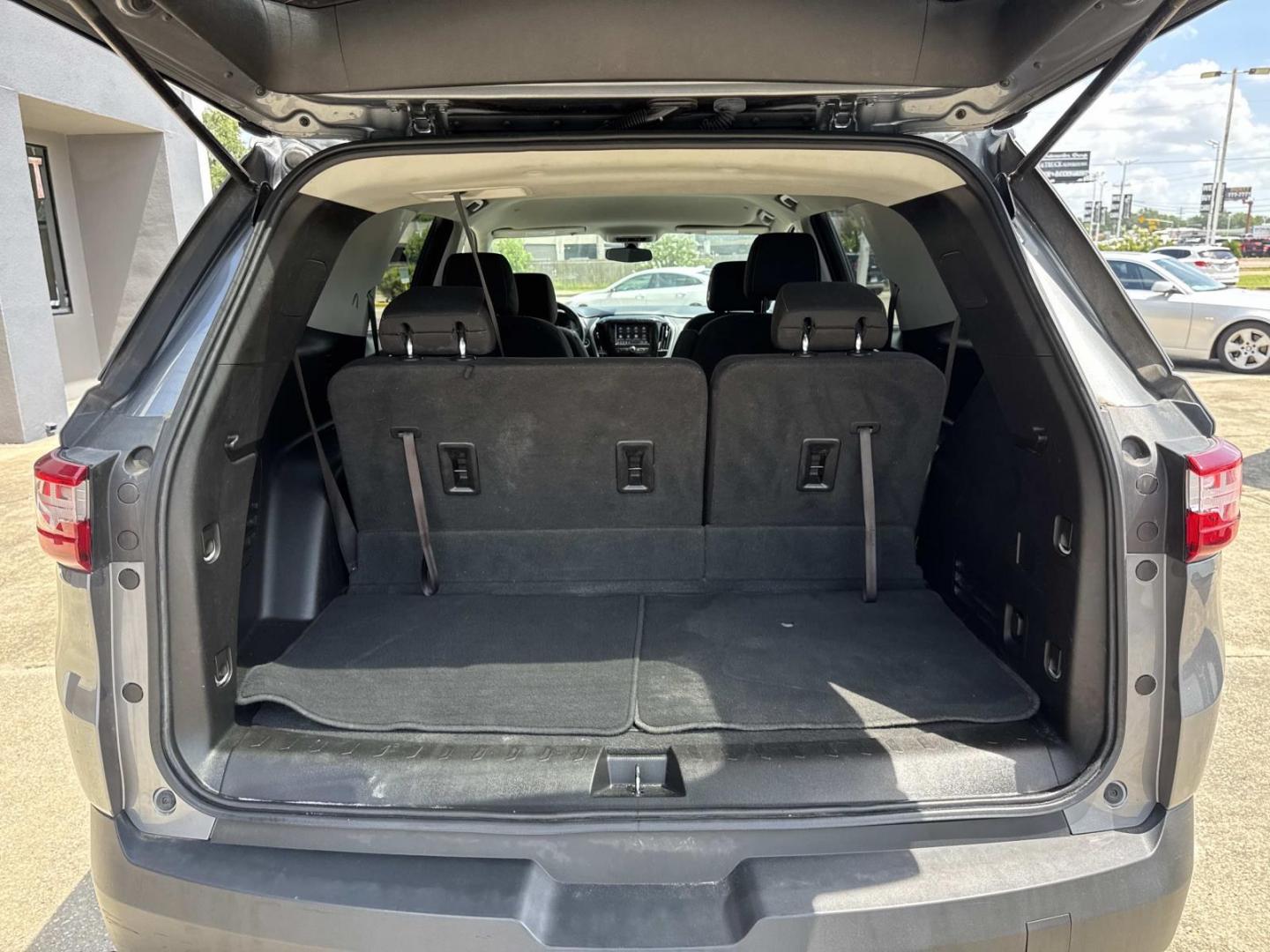 2020 Silver /Jet Black Chevrolet Traverse FWD 4dr LT Cloth w/1LT (1GNERGKW8LJ) , Automatic transmission, located at 6904 Johnston St., Lafayette, LA, 70503, (337) 988-1960, 30.143589, -92.100601- Photo#8