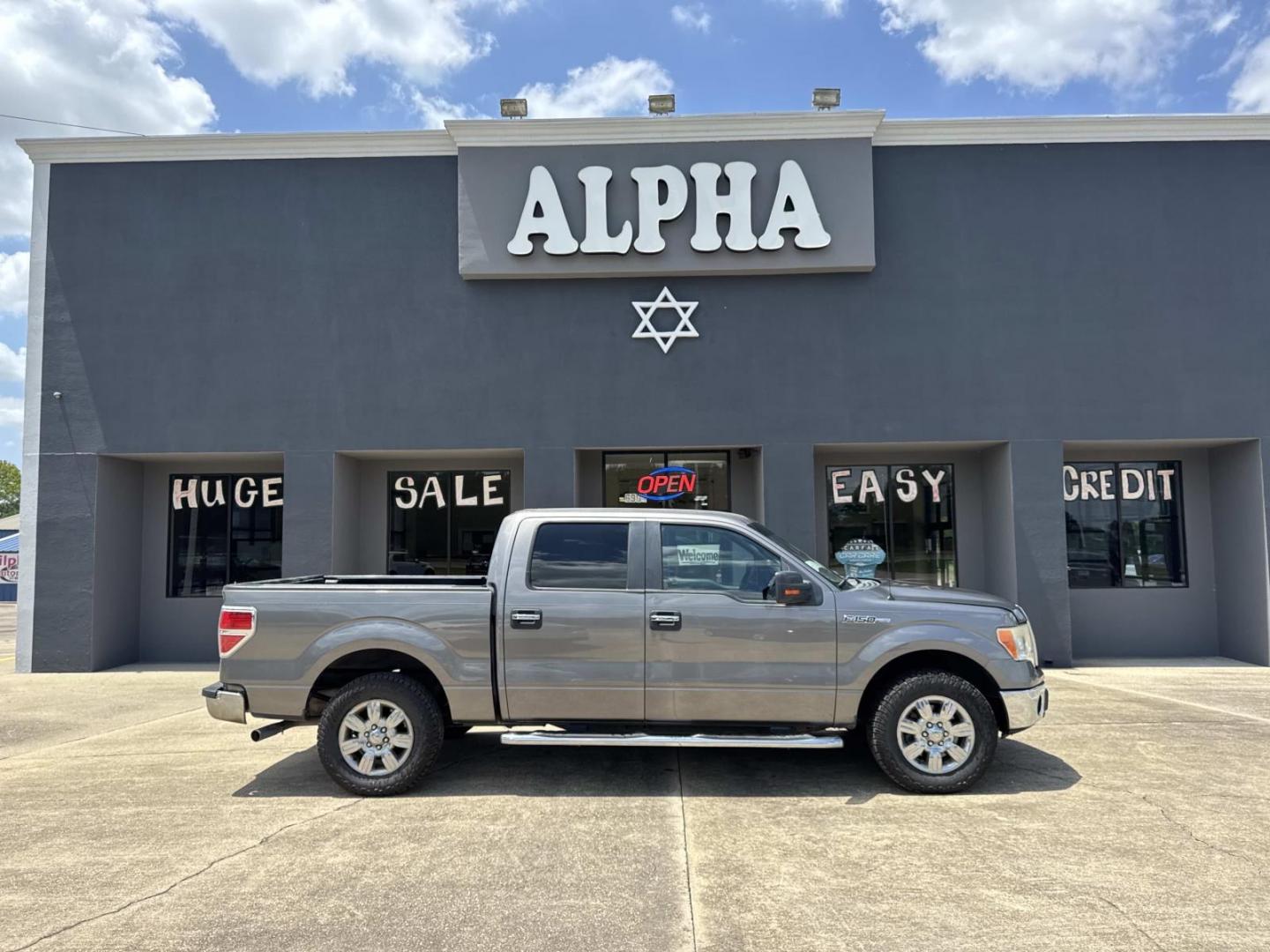 2012 Gray /Steel Gray Ford F-150 2WD SuperCrew 145 XL (1FTEW1CM3CF) , Automatic transmission, located at 6904 Johnston St., Lafayette, LA, 70503, (337) 988-1960, 30.143589, -92.100601- Photo#0