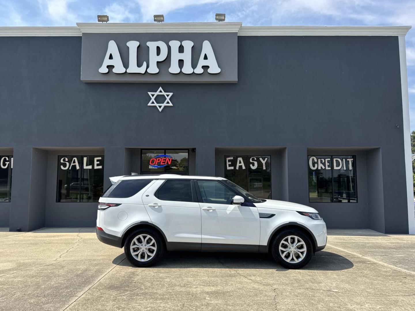2017 White /Gray Land Rover Discovery SE V6 Supercharged (SALRGBBV2HA) , Automatic transmission, located at 6904 Johnston St., Lafayette, LA, 70503, (337) 988-1960, 30.143589, -92.100601- Photo#0