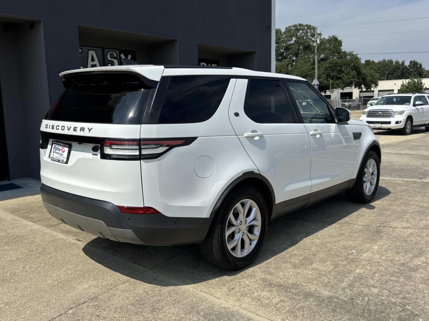2017 White /Gray Land Rover Discovery SE V6 Supercharged (SALRGBBV2HA) , Automatic transmission, located at 6904 Johnston St., Lafayette, LA, 70503, (337) 988-1960, 30.143589, -92.100601- Photo#6