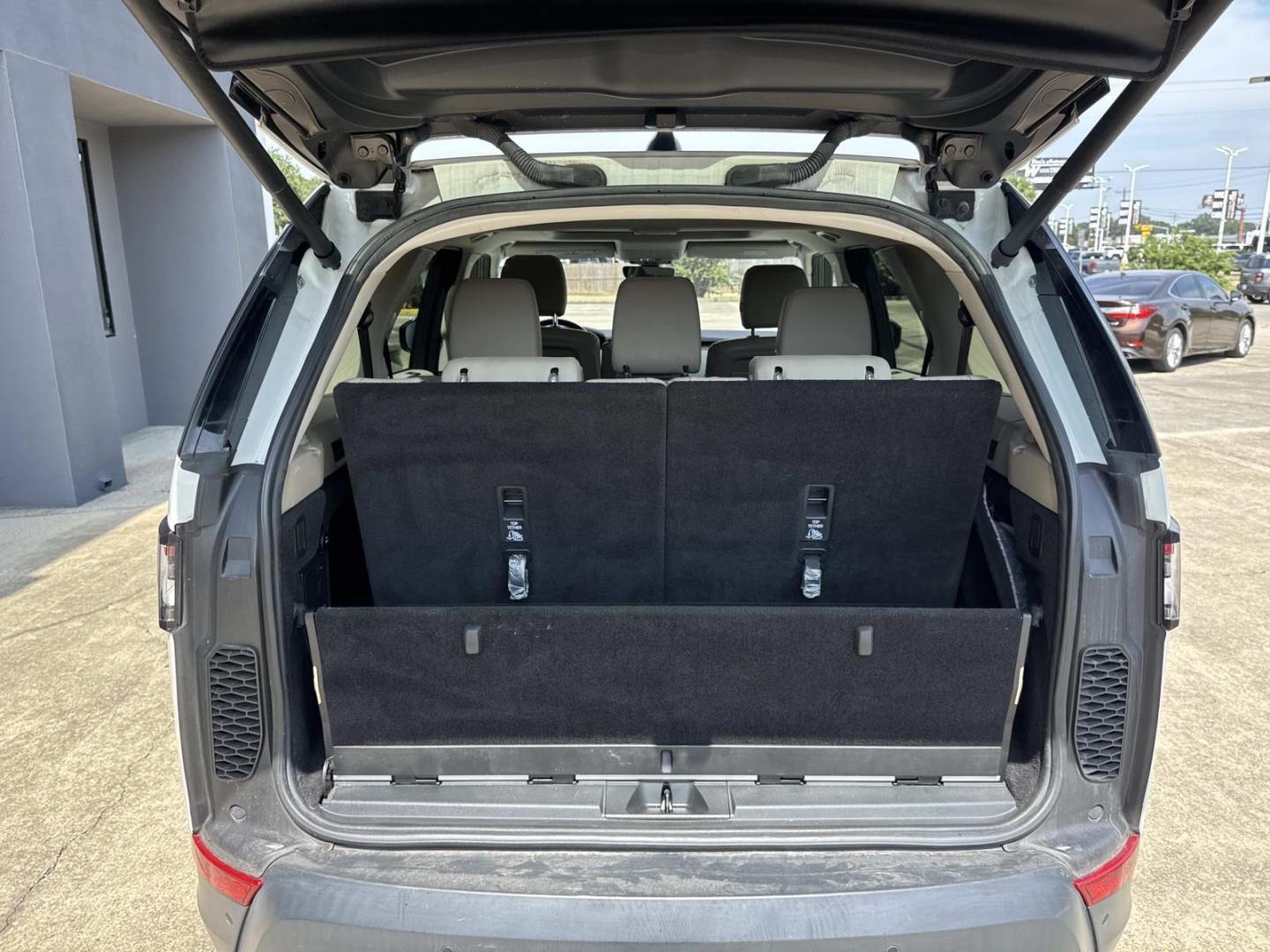 2017 White /Gray Land Rover Discovery SE V6 Supercharged (SALRGBBV2HA) , Automatic transmission, located at 6904 Johnston St., Lafayette, LA, 70503, (337) 988-1960, 30.143589, -92.100601- Photo#7