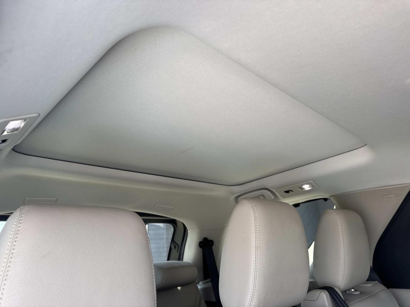 2017 White /Gray Land Rover Discovery SE V6 Supercharged (SALRGBBV2HA) , Automatic transmission, located at 6904 Johnston St., Lafayette, LA, 70503, (337) 988-1960, 30.143589, -92.100601- Photo#9