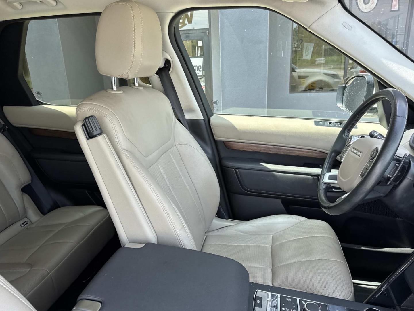 2017 White /Gray Land Rover Discovery SE V6 Supercharged (SALRGBBV2HA) , Automatic transmission, located at 6904 Johnston St., Lafayette, LA, 70503, (337) 988-1960, 30.143589, -92.100601- Photo#12
