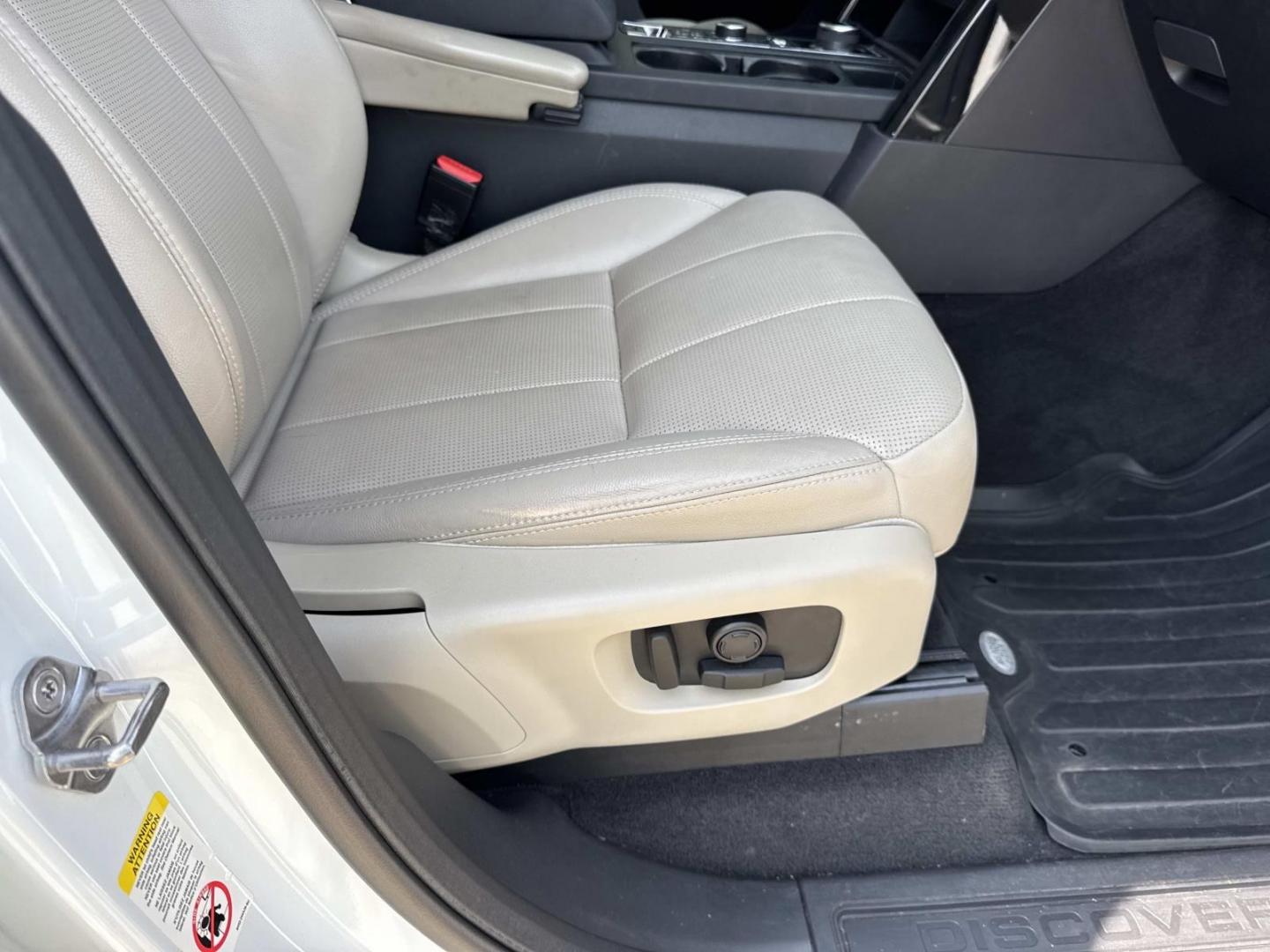 2017 White /Gray Land Rover Discovery SE V6 Supercharged (SALRGBBV2HA) , Automatic transmission, located at 6904 Johnston St., Lafayette, LA, 70503, (337) 988-1960, 30.143589, -92.100601- Photo#13