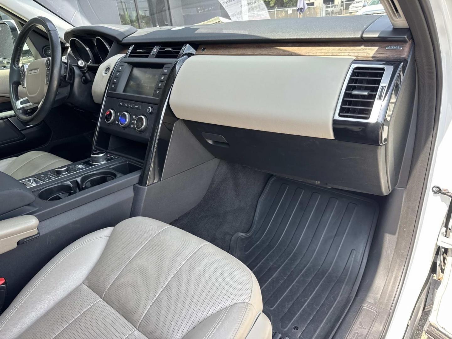 2017 White /Gray Land Rover Discovery SE V6 Supercharged (SALRGBBV2HA) , Automatic transmission, located at 6904 Johnston St., Lafayette, LA, 70503, (337) 988-1960, 30.143589, -92.100601- Photo#14