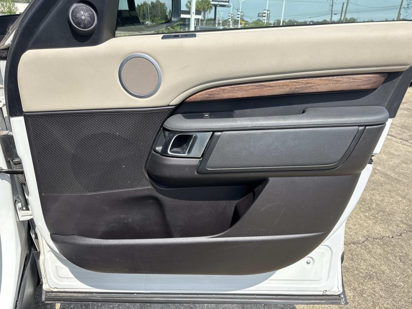2017 White /Gray Land Rover Discovery SE V6 Supercharged (SALRGBBV2HA) , Automatic transmission, located at 6904 Johnston St., Lafayette, LA, 70503, (337) 988-1960, 30.143589, -92.100601- Photo#15