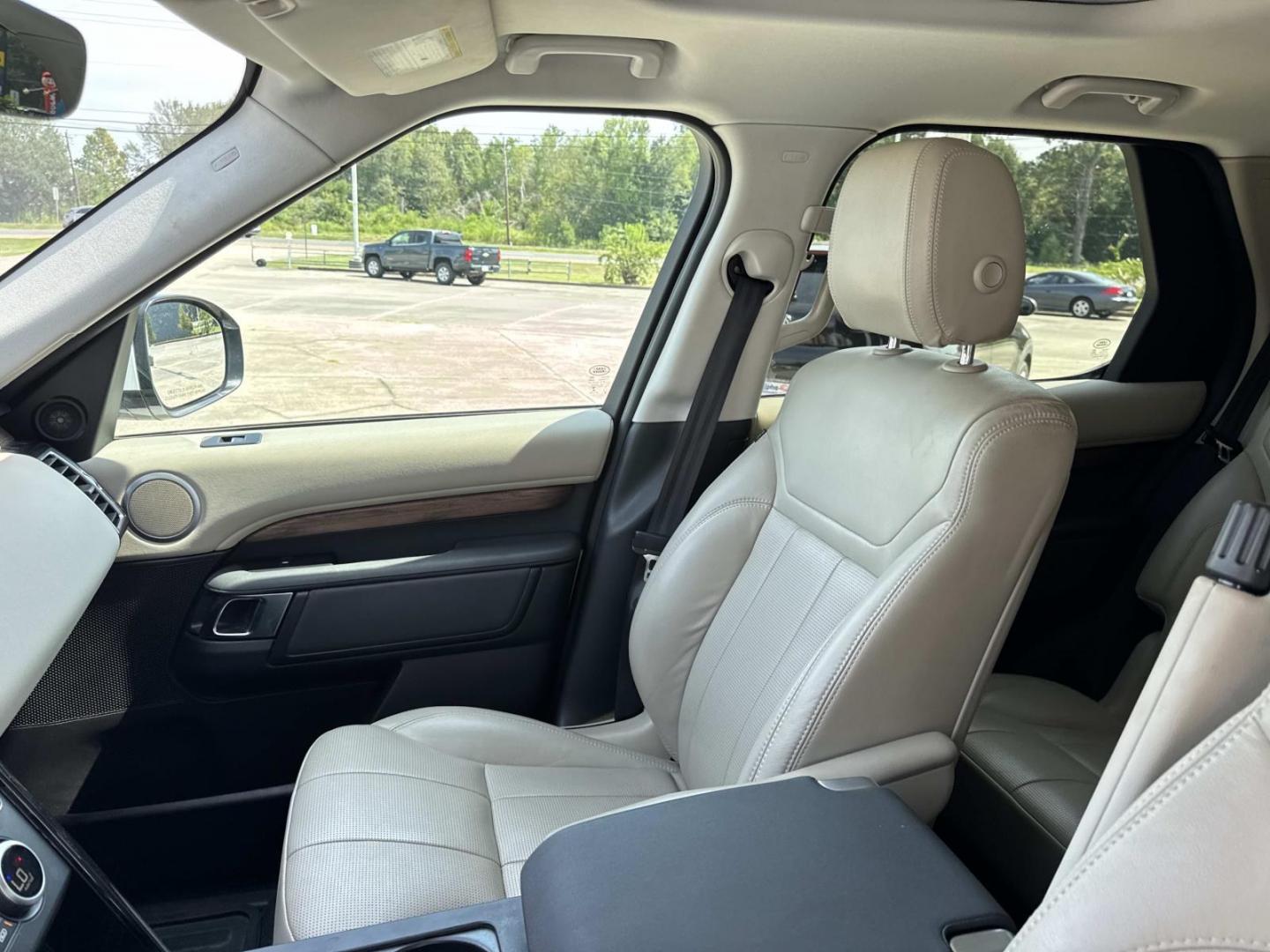 2017 White /Gray Land Rover Discovery SE V6 Supercharged (SALRGBBV2HA) , Automatic transmission, located at 6904 Johnston St., Lafayette, LA, 70503, (337) 988-1960, 30.143589, -92.100601- Photo#17
