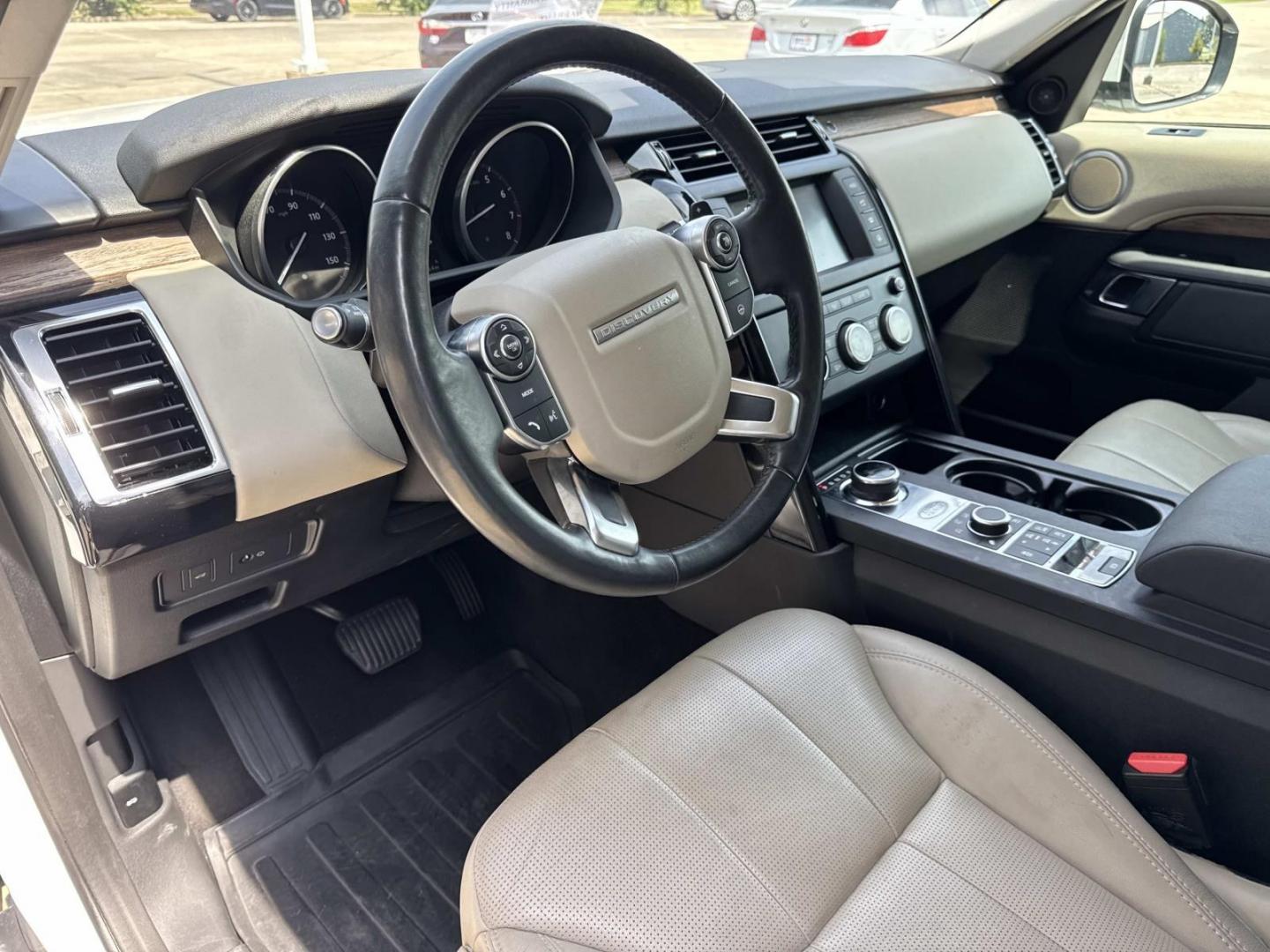 2017 White /Gray Land Rover Discovery SE V6 Supercharged (SALRGBBV2HA) , Automatic transmission, located at 6904 Johnston St., Lafayette, LA, 70503, (337) 988-1960, 30.143589, -92.100601- Photo#19