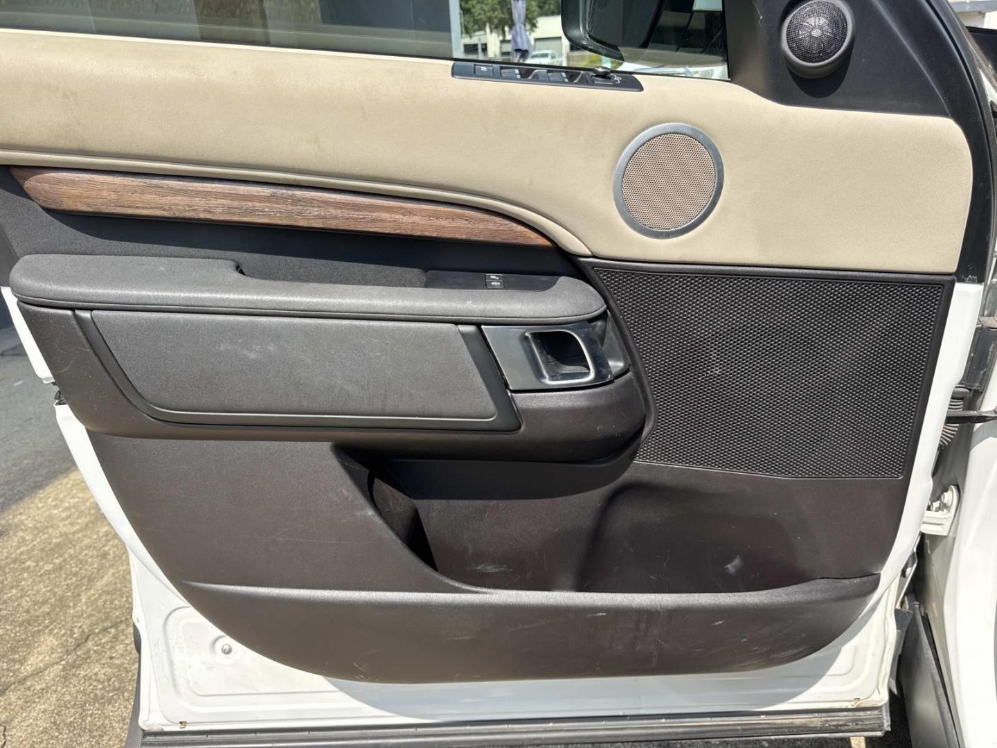 2017 White /Gray Land Rover Discovery SE V6 Supercharged (SALRGBBV2HA) , Automatic transmission, located at 6904 Johnston St., Lafayette, LA, 70503, (337) 988-1960, 30.143589, -92.100601- Photo#20